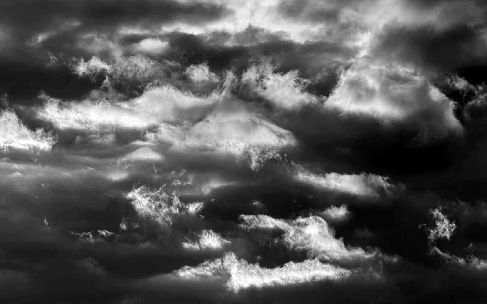 Black And White Storm 桌布 壁紙 — 戲劇性的單色雲層在明亮高光和深邃陰影之間形成高對比度漩渦。