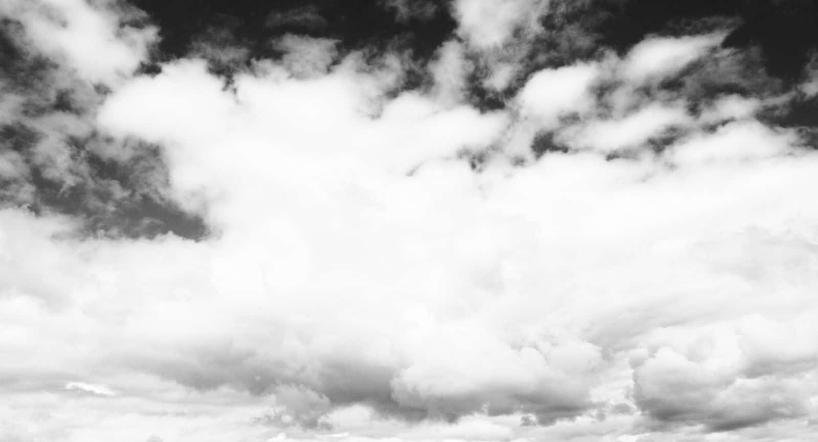 Black And White Sky 桌布 壁紙 — 戲劇性的單色雲朵在紋理天空上旋轉，亮白與深黑之間形成 stark 對比。