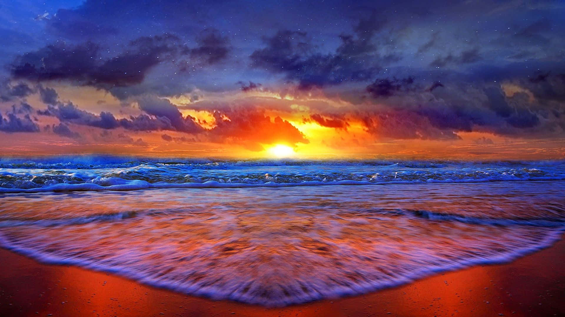 桌布 壁紙 — 戲劇性的夕陽將海洋和天空染成火熱的橙色和深紫色，海浪拍打著發光的紅色沙灘。