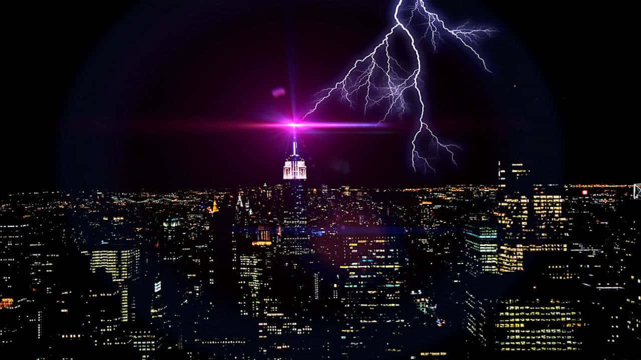 720p Empire State Building 桌布 壁紙 — 戲劇性的夜景，閃電擊中帝國大廈上方，周圍是發光的摩天大樓。