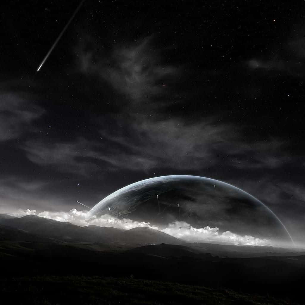 太空 桌布 壁紙 — 戲劇性的夜空，一顆流星劃過山脈，下方是一顆巨大的發光行星。