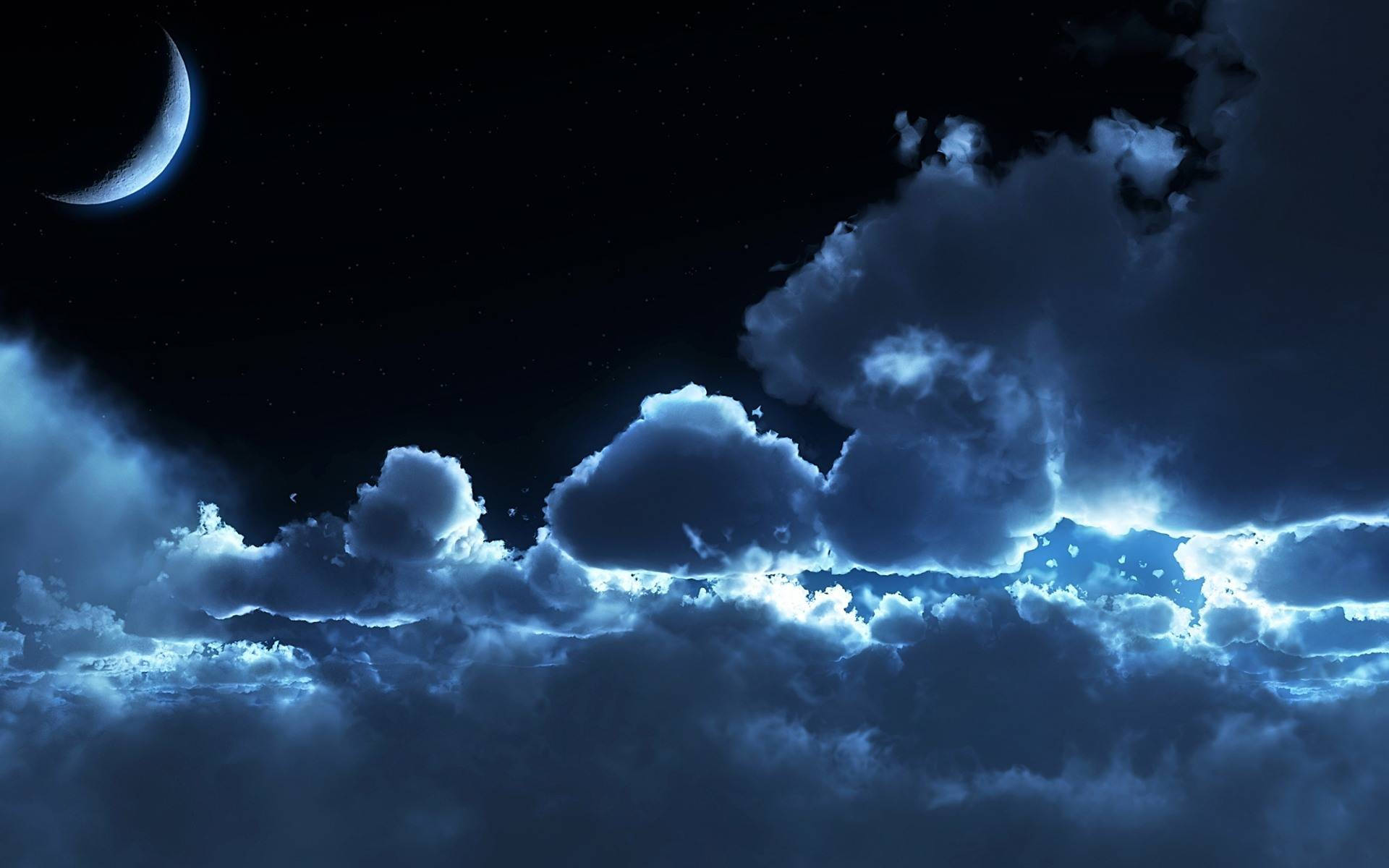 威卡 桌布 壁紙 — 戲劇性的夜空，新月和發光的雲朵被空靈的藍光照亮。