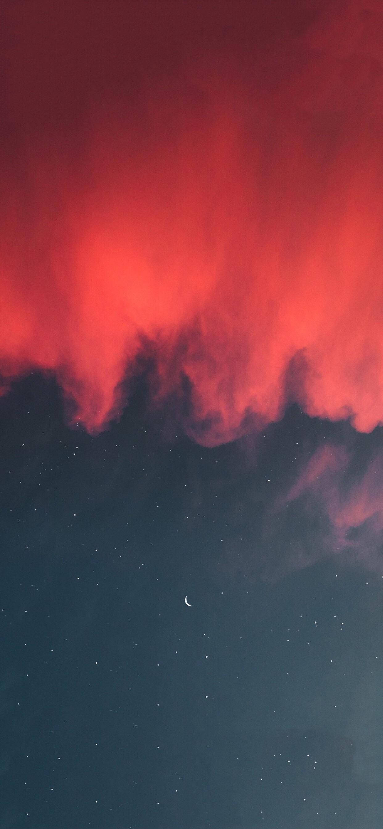 Simple iPhone 桌布 壁紙 — 戲劇性的夜空，星場與新月之上有火紅色的雲彩。