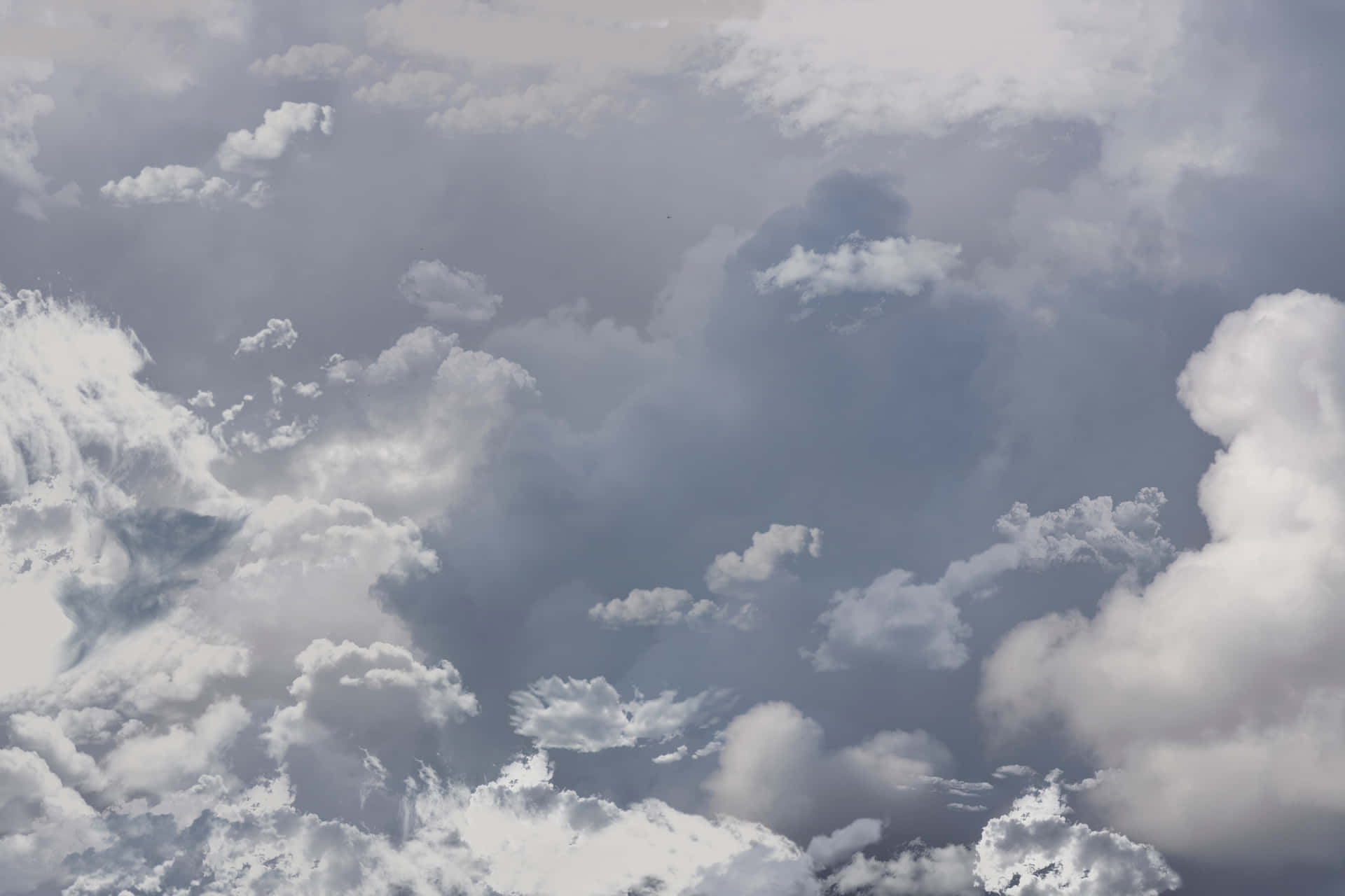 beautiful Blue Sky and Clouds 壁紙 — 戲劇性的天空，充滿蓬鬆的白雲，背景是陰鬱的灰色。