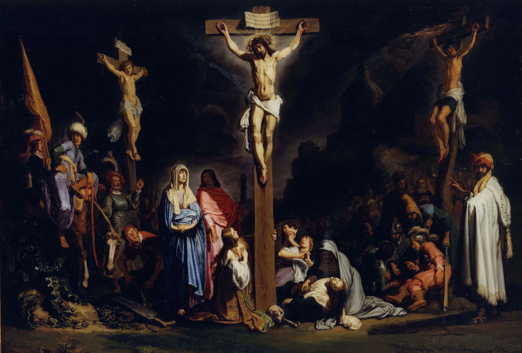 Jesus Crucifixion 桌布 壁紙 — 戲劇性的宗教畫作描繪基督與兩個盜賊一同被釘十字架，在黑暗的天空下，周圍是哀悼者和士兵。
