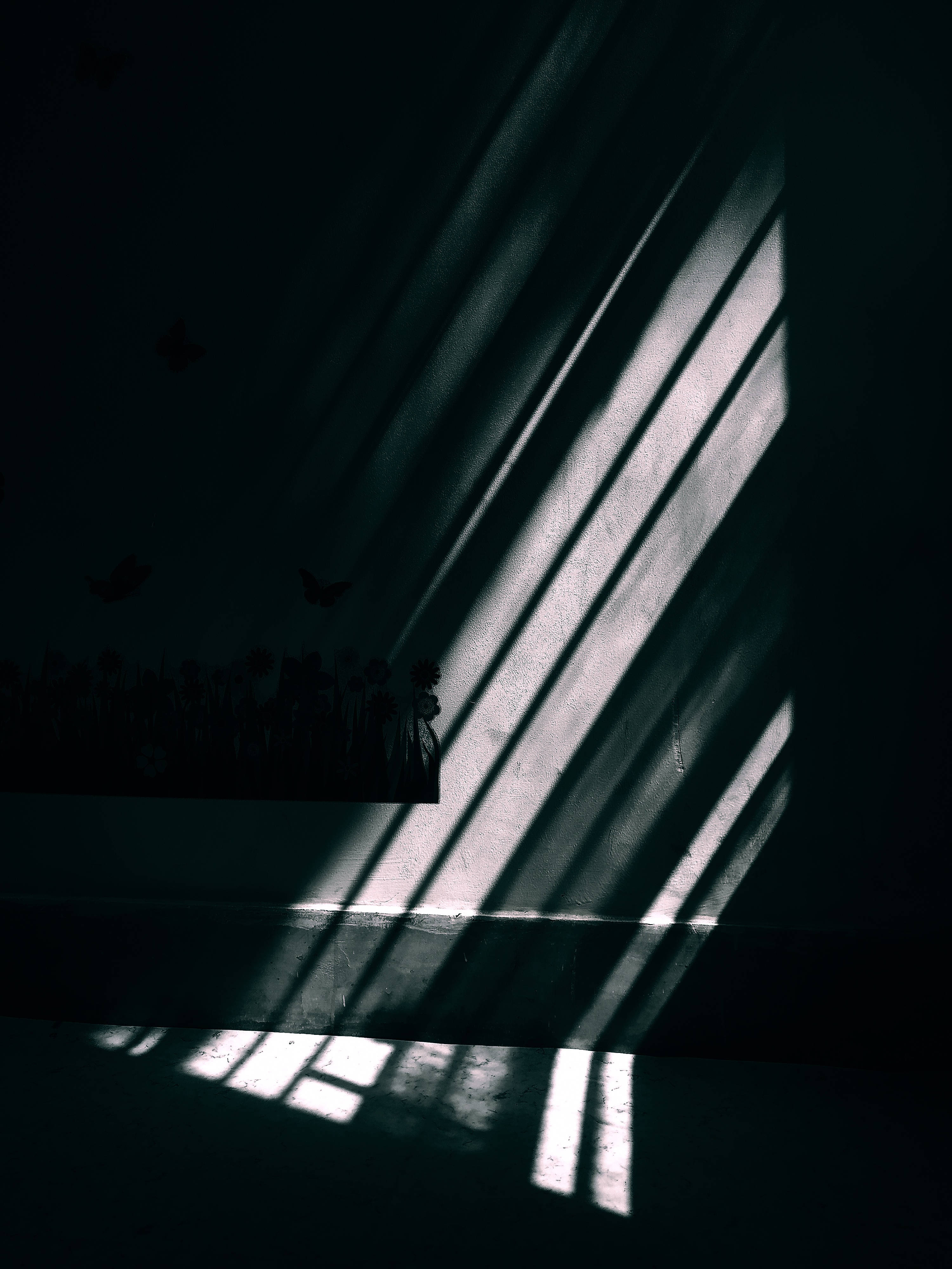 Dim 桌布 壁紙 — 戲劇性的對角光束劃破黑暗，以強烈對比照亮牆壁和地板。