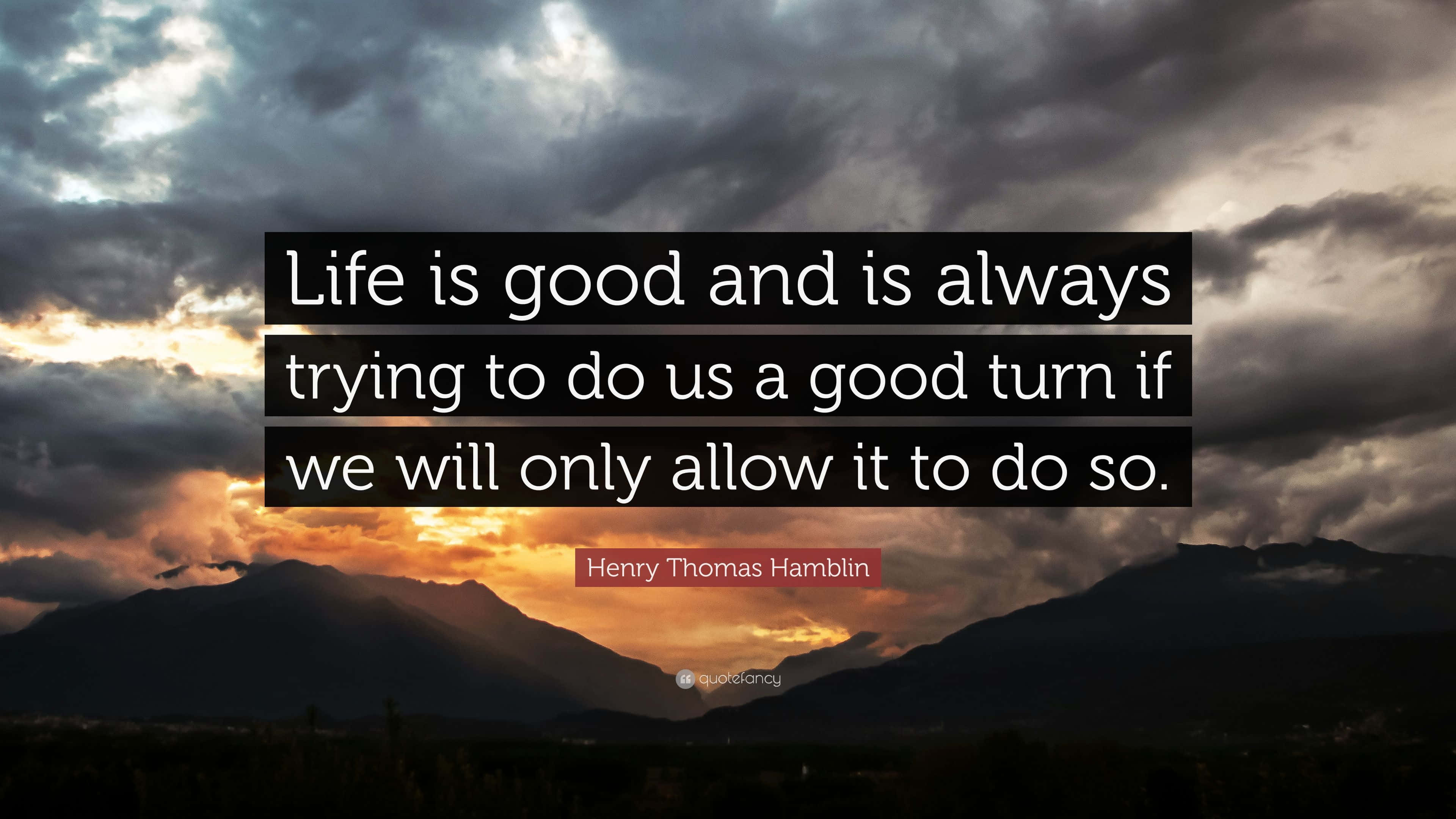 Life Is Good 桌布 壁紙 — 戲劇性的日落，襯托著剪影山脈、大膽的雲層和引文疊加。