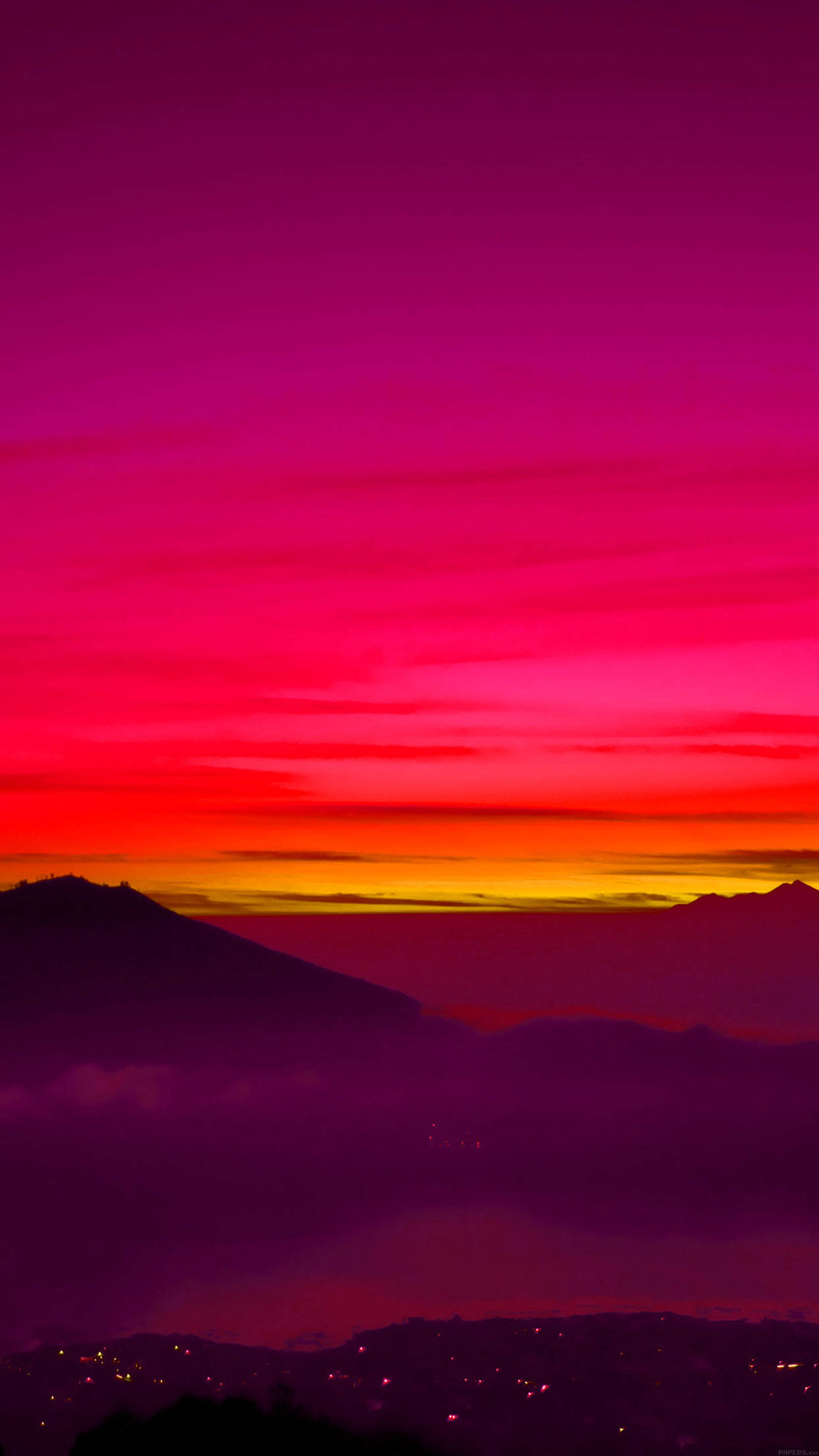 夕陽天空 桌布 壁紙 — 戲劇性的日落將天空染成鮮豔的洋紅色和深紅色調，映襯著輪廓分明的山脈和霧氣瀰漫的山谷。