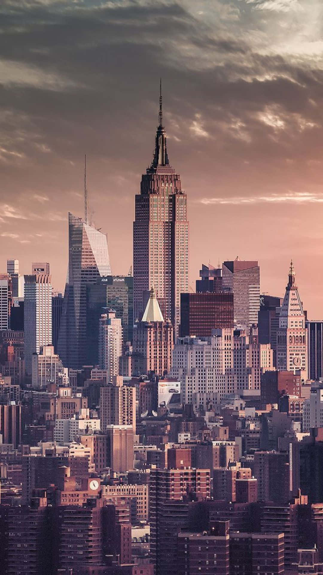 Android Ny City 桌布 壁紙 — 戲劇性的日落將標誌性的帝國大廈和紐約市天際線沐浴在溫暖的琥珀色和玫瑰色調中。