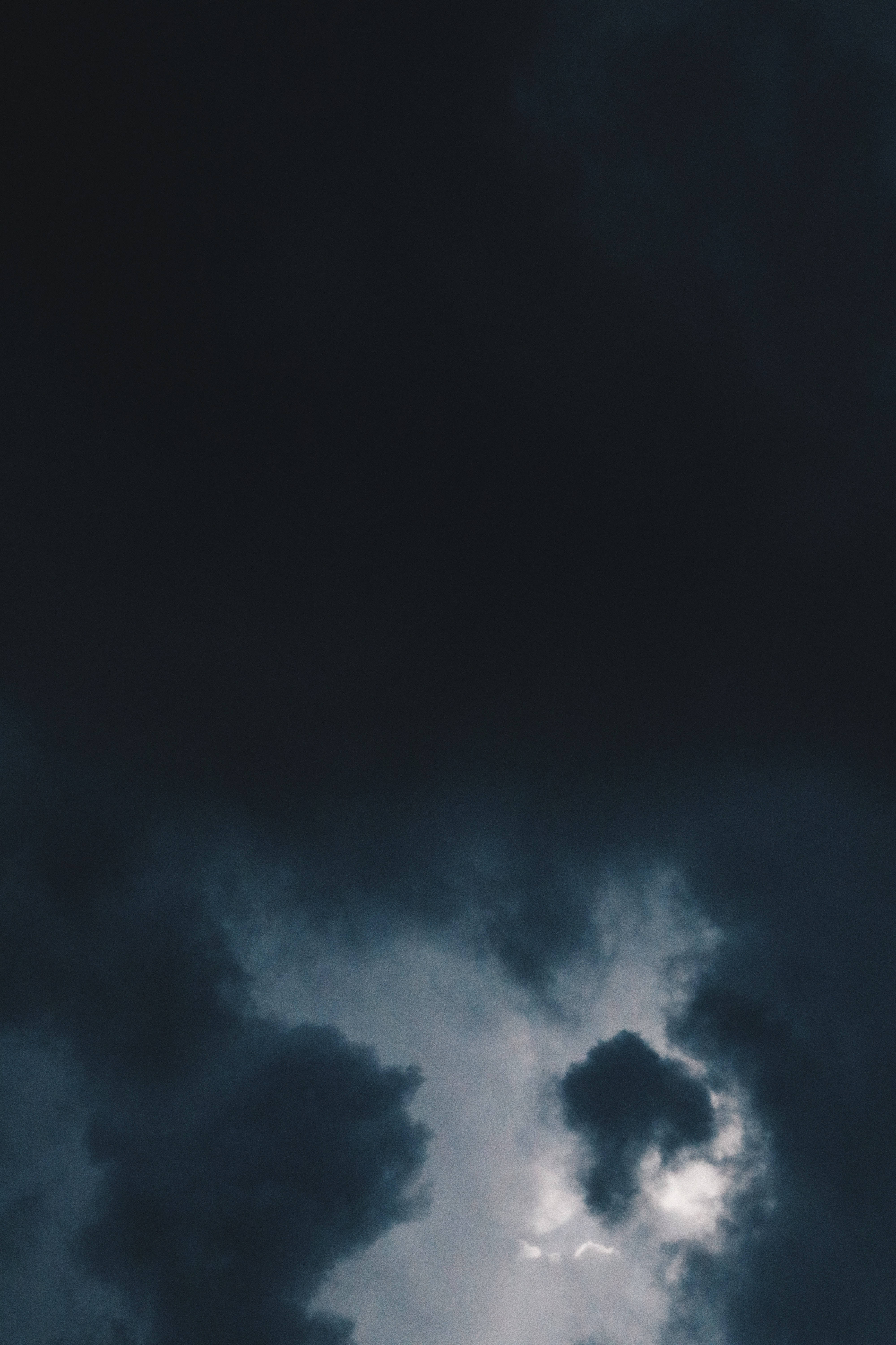 暴風 桌布 壁紙 — 戲劇性的暗雲翻騰，明亮的天空光芒穿透陰沉的天空。