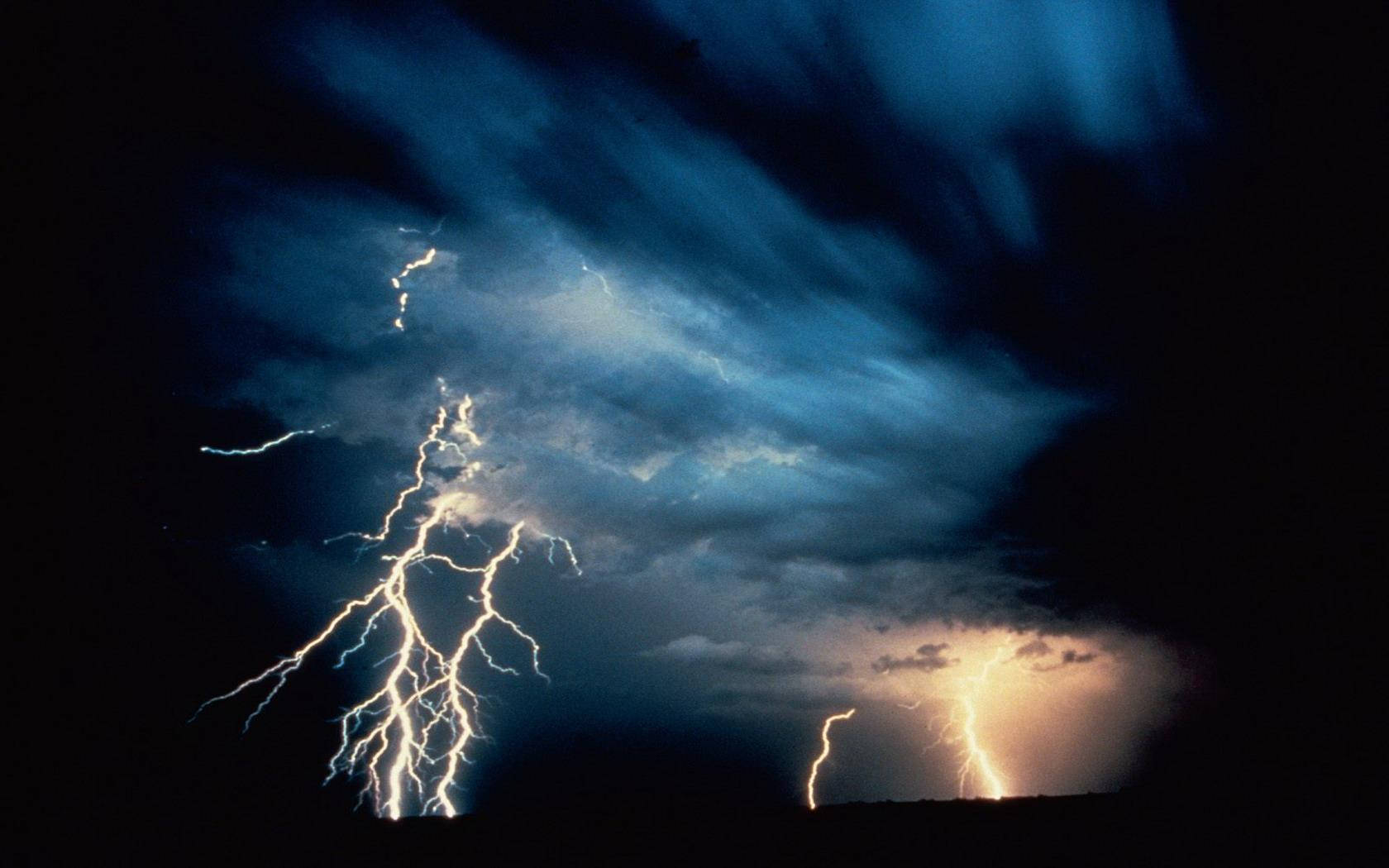 暴風 桌布 壁紙 — 戲劇性的暴風雨天空，被夜間劃破烏雲的鮮明閃電照亮。