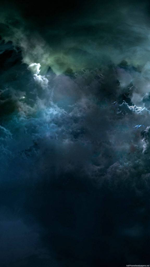 太空 iPhone 桌布 壁紙 — 戲劇性的暴風雲在深藍和綠色中旋轉，閃電照亮了動盪的天空。