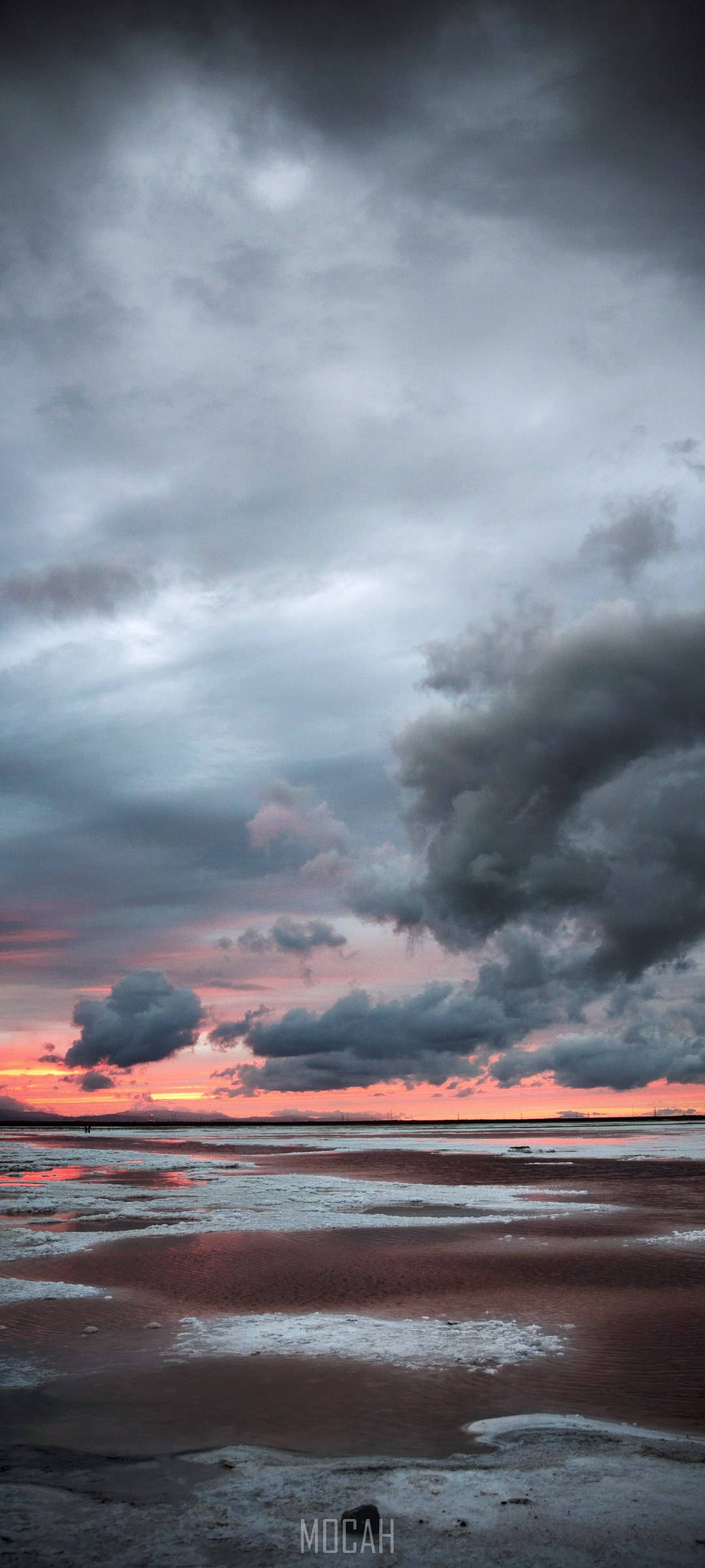 雲朵 桌布 壁紙 — 戲劇性的暴風雲籠罩在濕漉漉的沙灘上，夕陽將地平線染成火熱的橙色和粉紅色。