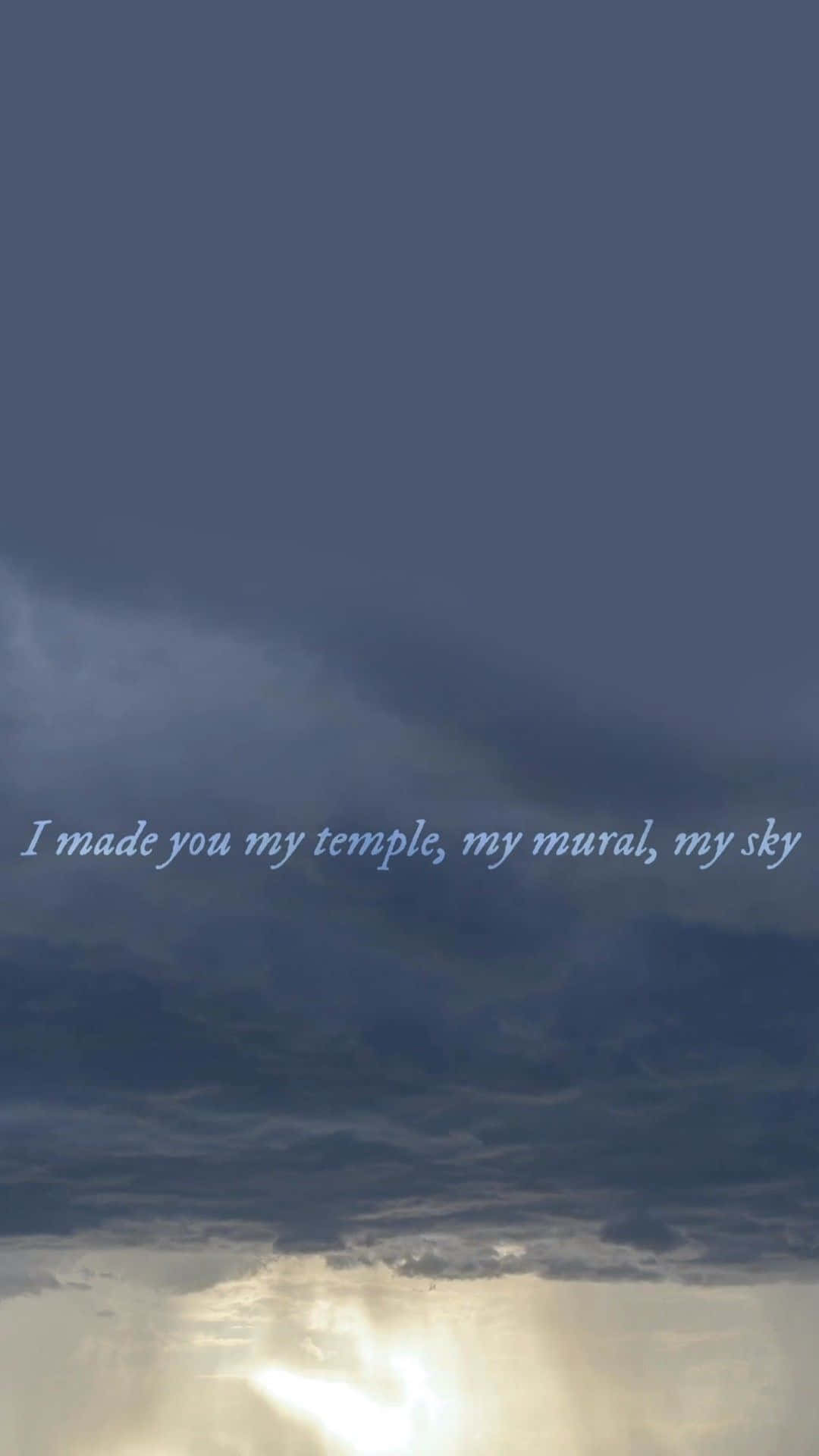 Taylor Swift Lyrics 桌布 壁紙 — 戲劇性的暴風雲聚集在發光的太陽光之上，帶有詩意的文字疊加。
