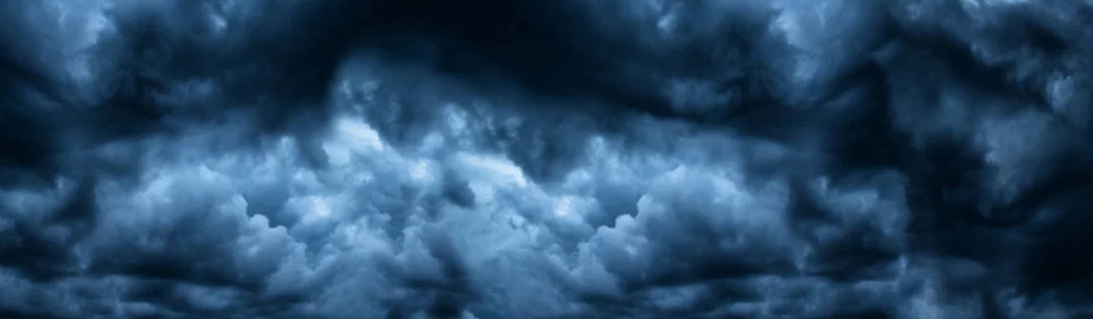 雲朵 桌布 壁紙 — 戲劇性的深藍色暴風雲在憂鬱的暮色天空下以不祥的紋理旋轉。