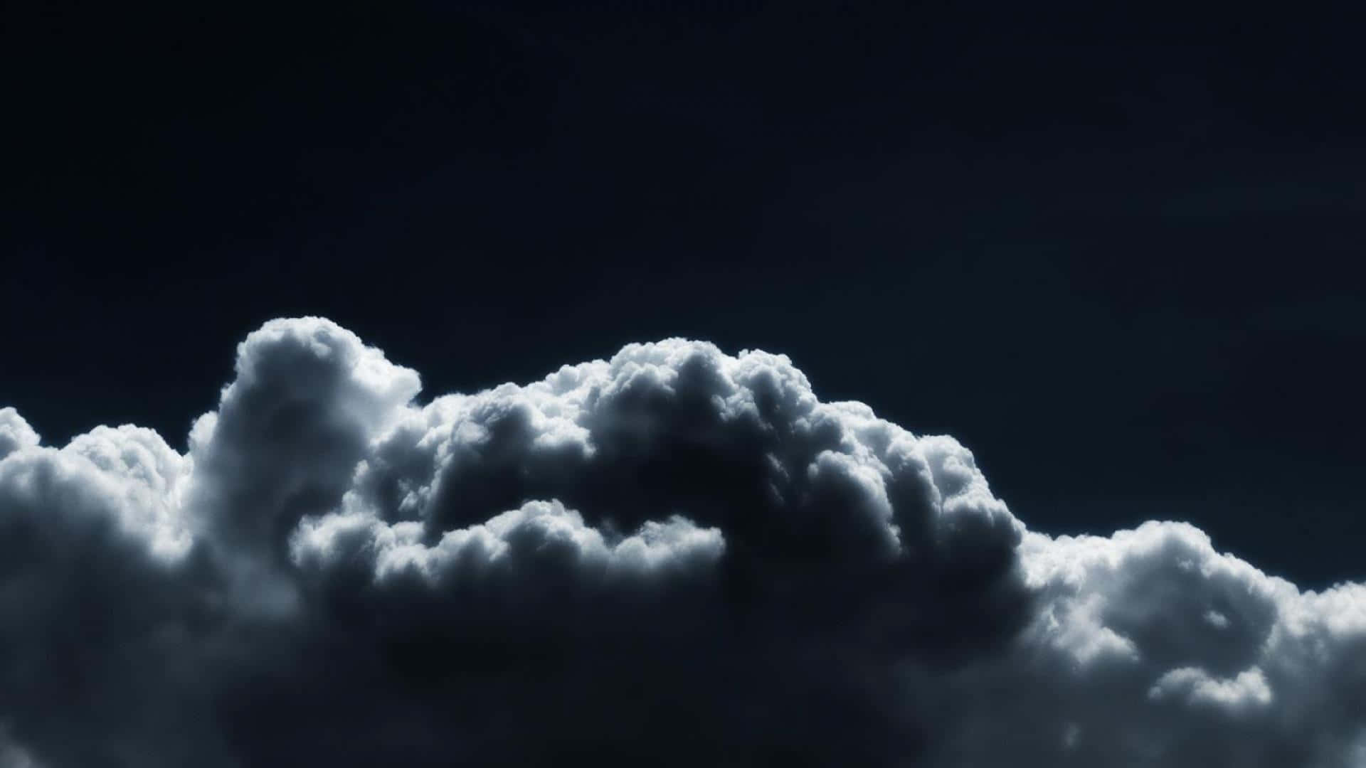 Black And White Cloud 桌布 壁紙 — 戲劇性的白色雲朵，邊緣帶有紋理，漂浮在深藍色的天空中。