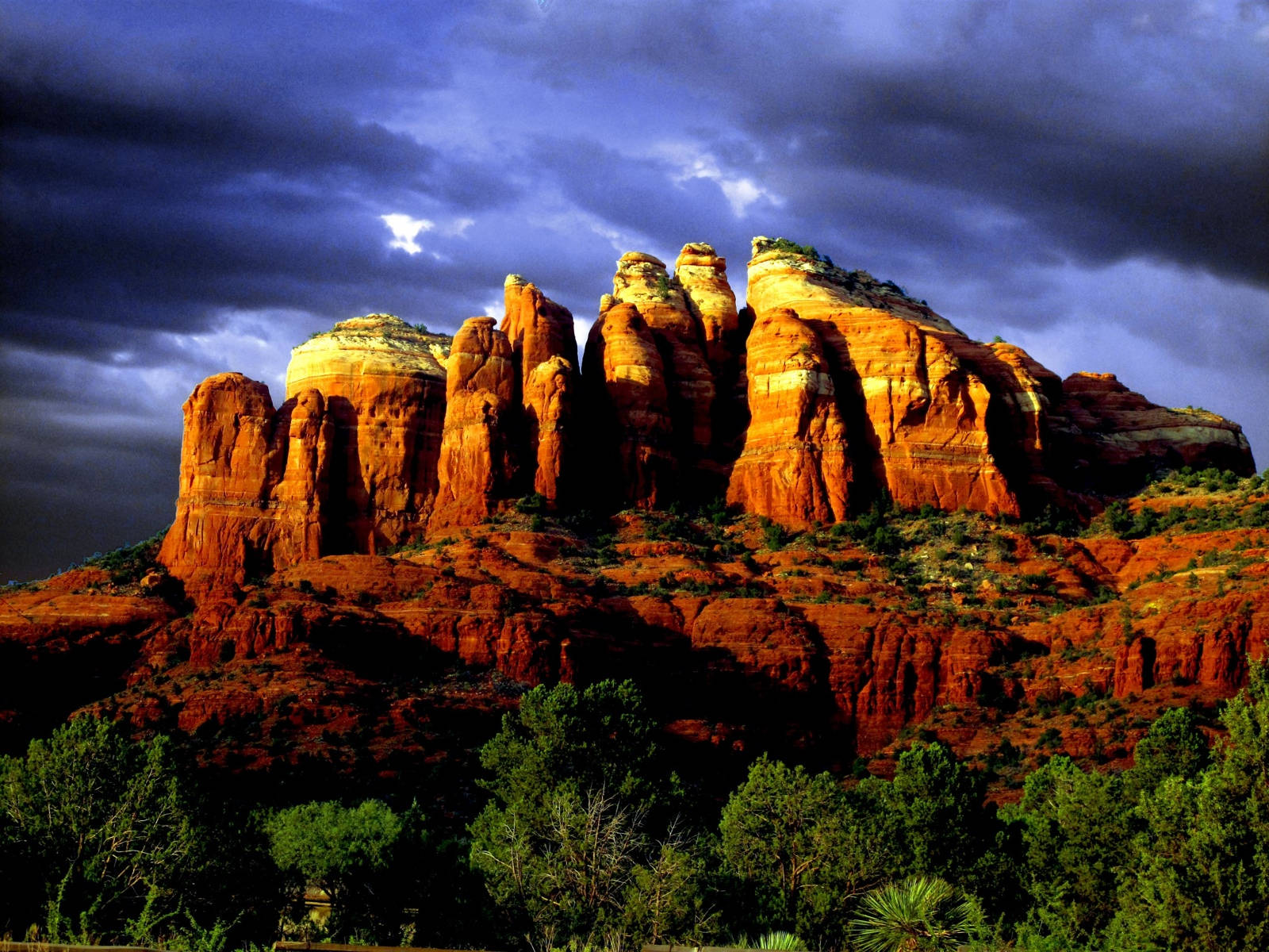 Arizona 桌布 壁紙 — 戲劇性的紅色岩層在風暴暮色天空下發光，伴隨著烏雲和單一明亮的月亮。