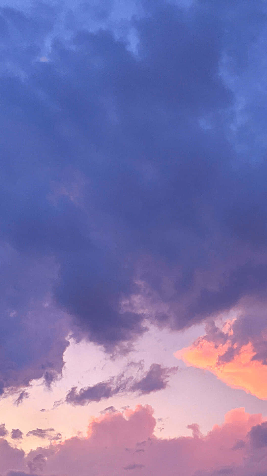 Clouds Aesthetic Tumblr 桌布 壁紙 — 戲劇性的紫色和粉紅色雲朵在暮色天空中旋轉，帶有柔和的金色亮點。