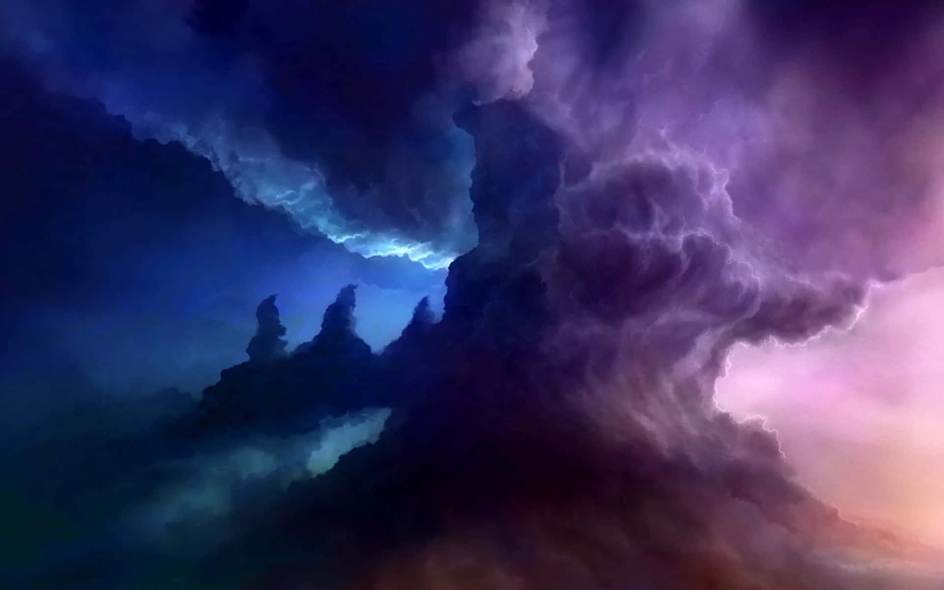 Trippy Sky 桌布 壁紙 — 戲劇性的紫色和藍色風暴雲在發光的暮色天空下圍繞著鋸齒狀的山峰旋轉。