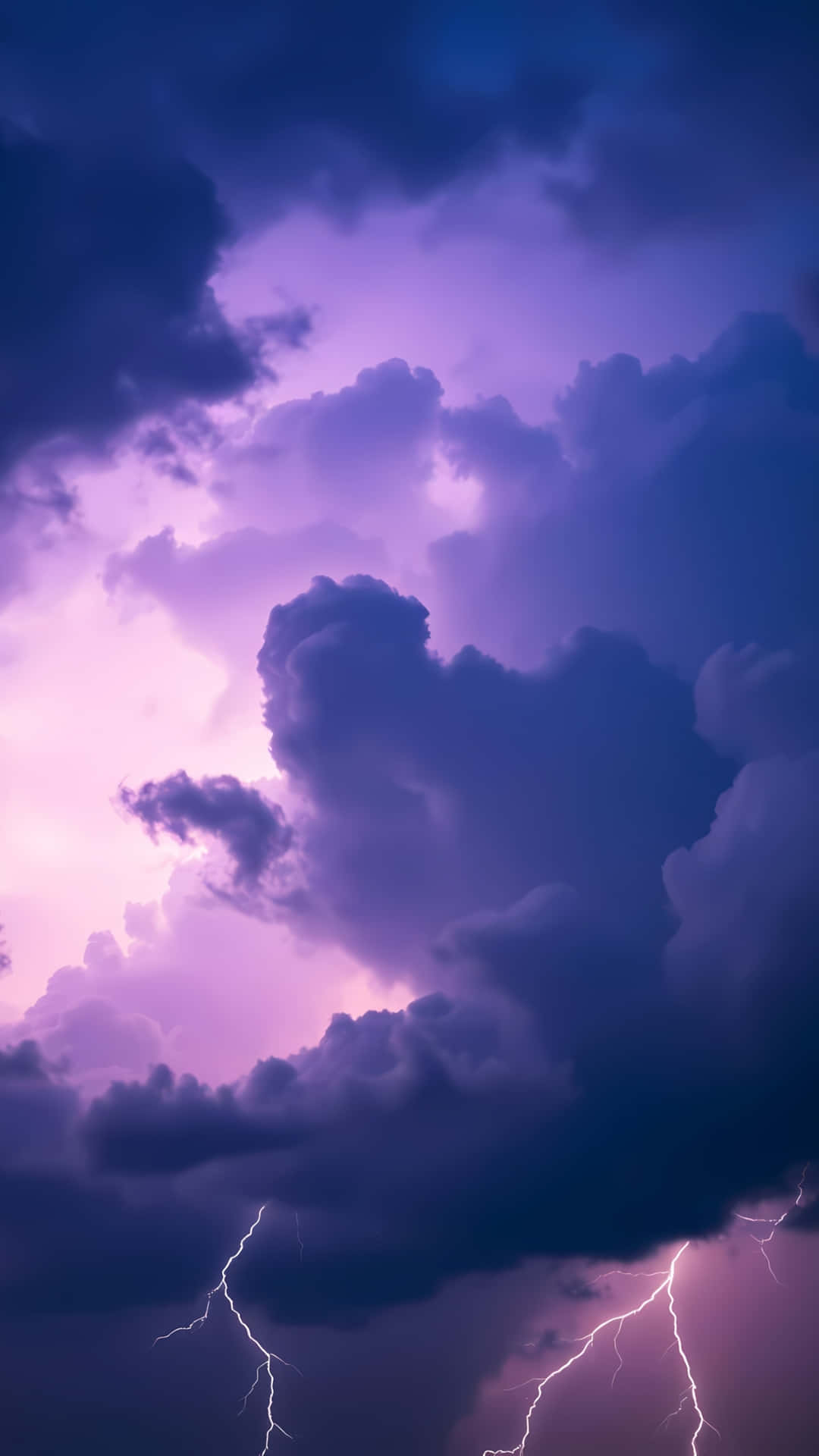 Dramatic Purple Thunderstorm and Lightning Clouds 壁紙 — 戲劇性的紫色天空被鮮明的白色閃電劈開，照亮高聳的暴風雲。