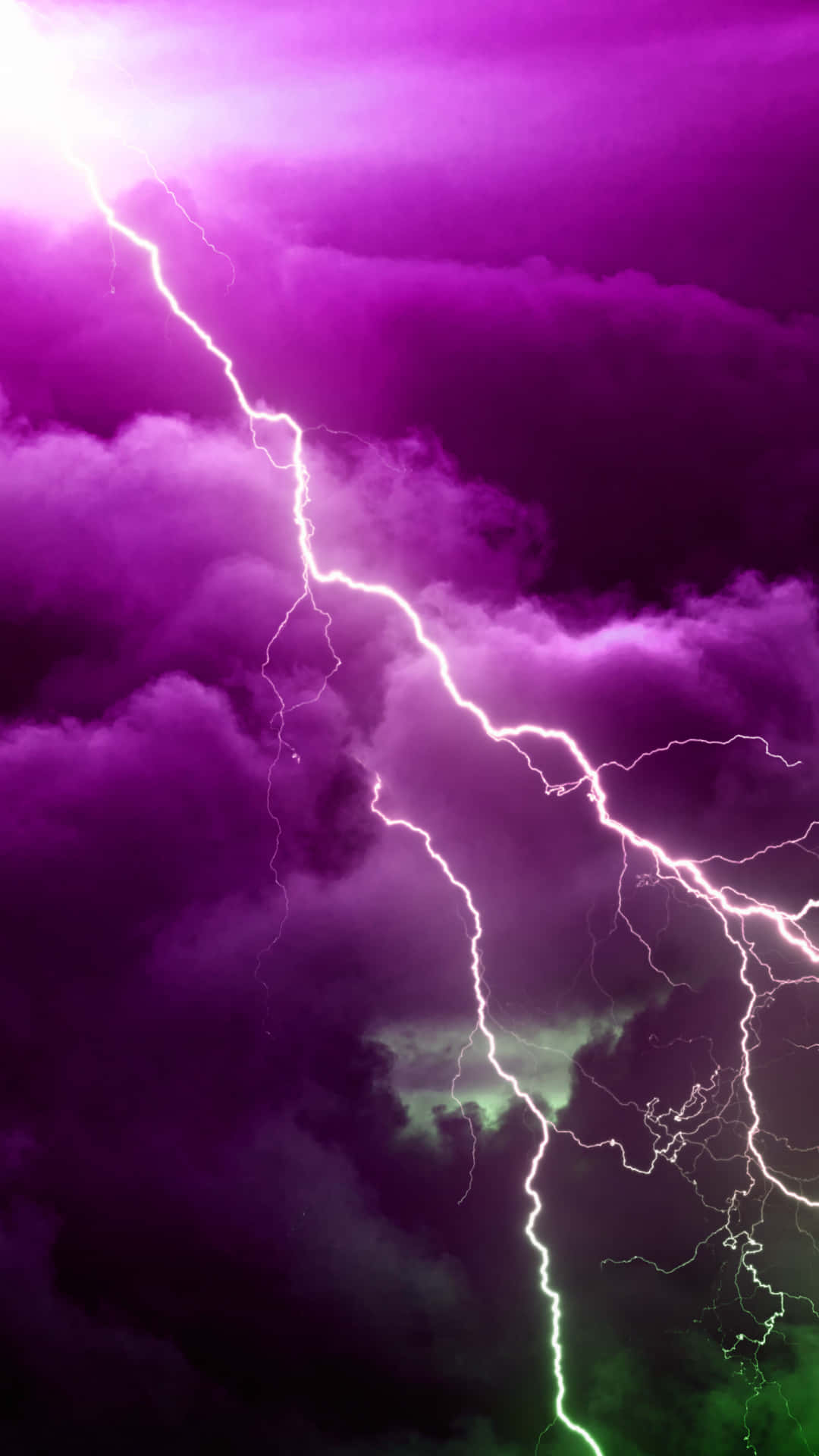 閃電 桌布 壁紙 — 戲劇性的紫色暴風雨天空，被鮮明的白色閃電劈開，照亮了旋轉的雲層。