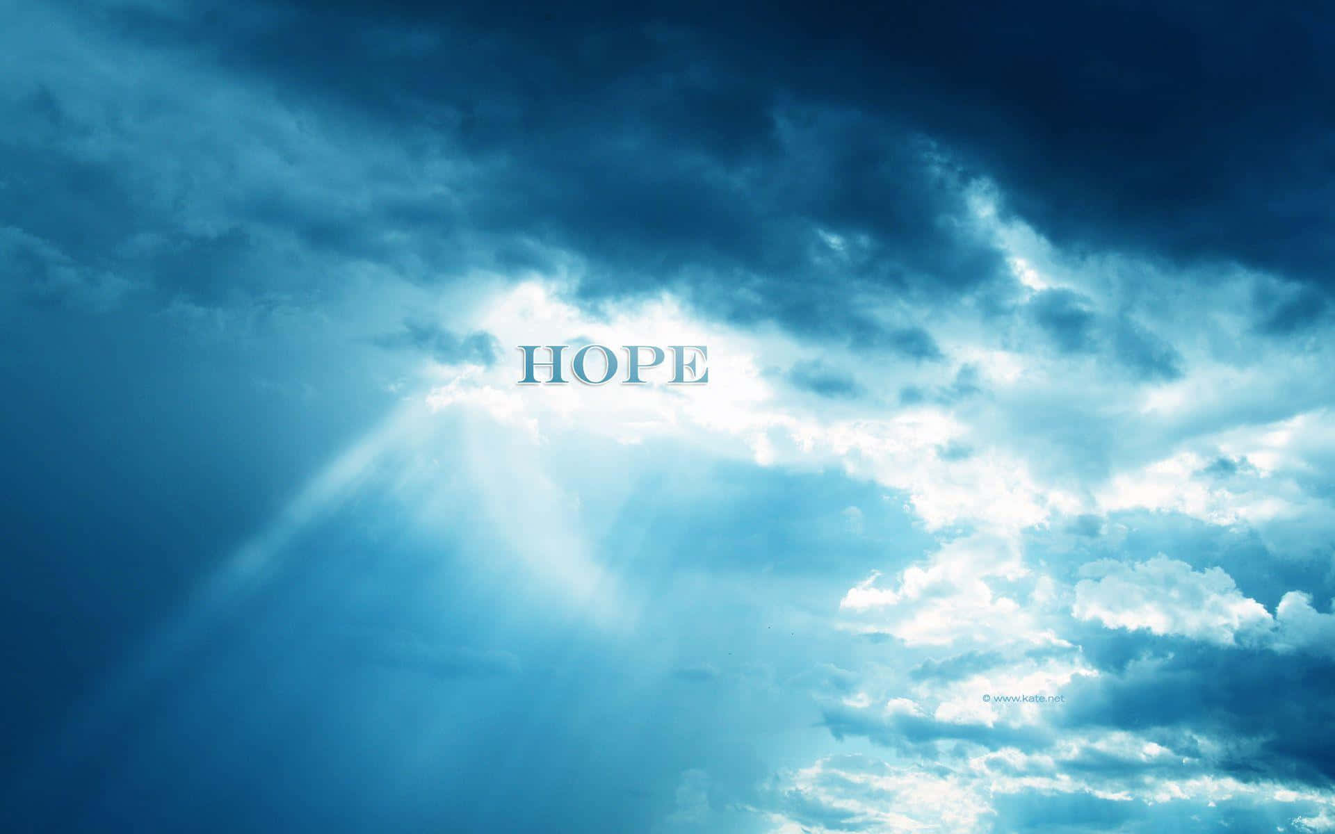 hope 桌布 壁紙 — 戲劇性的藍天，黑暗的暴風雲被燦爛的陽光分開，露出希望這個詞在發光。