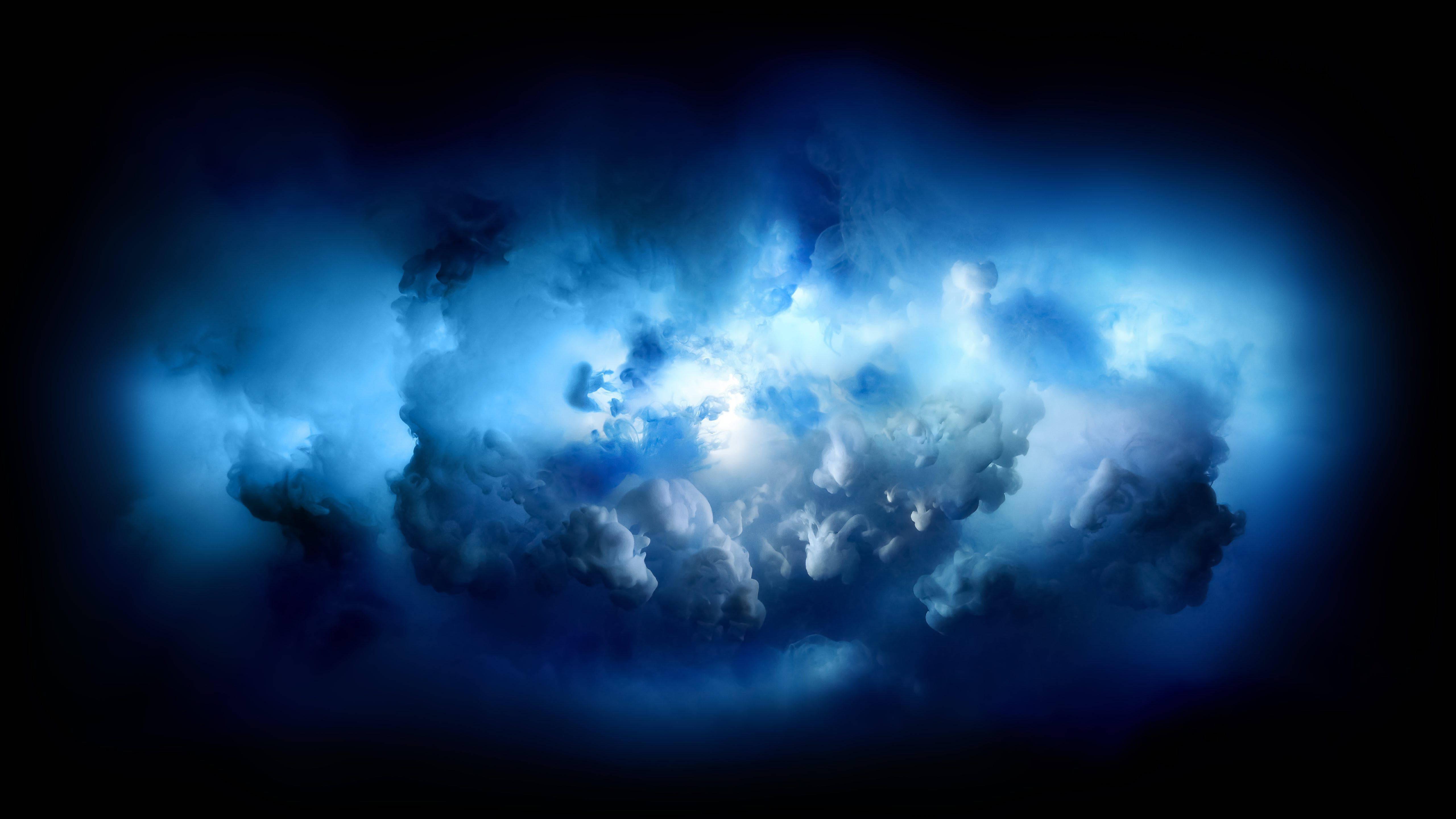 macbook pro 桌布 壁紙 — 戲劇性的藍色雲層在漆黑虛空中發出內在光芒。