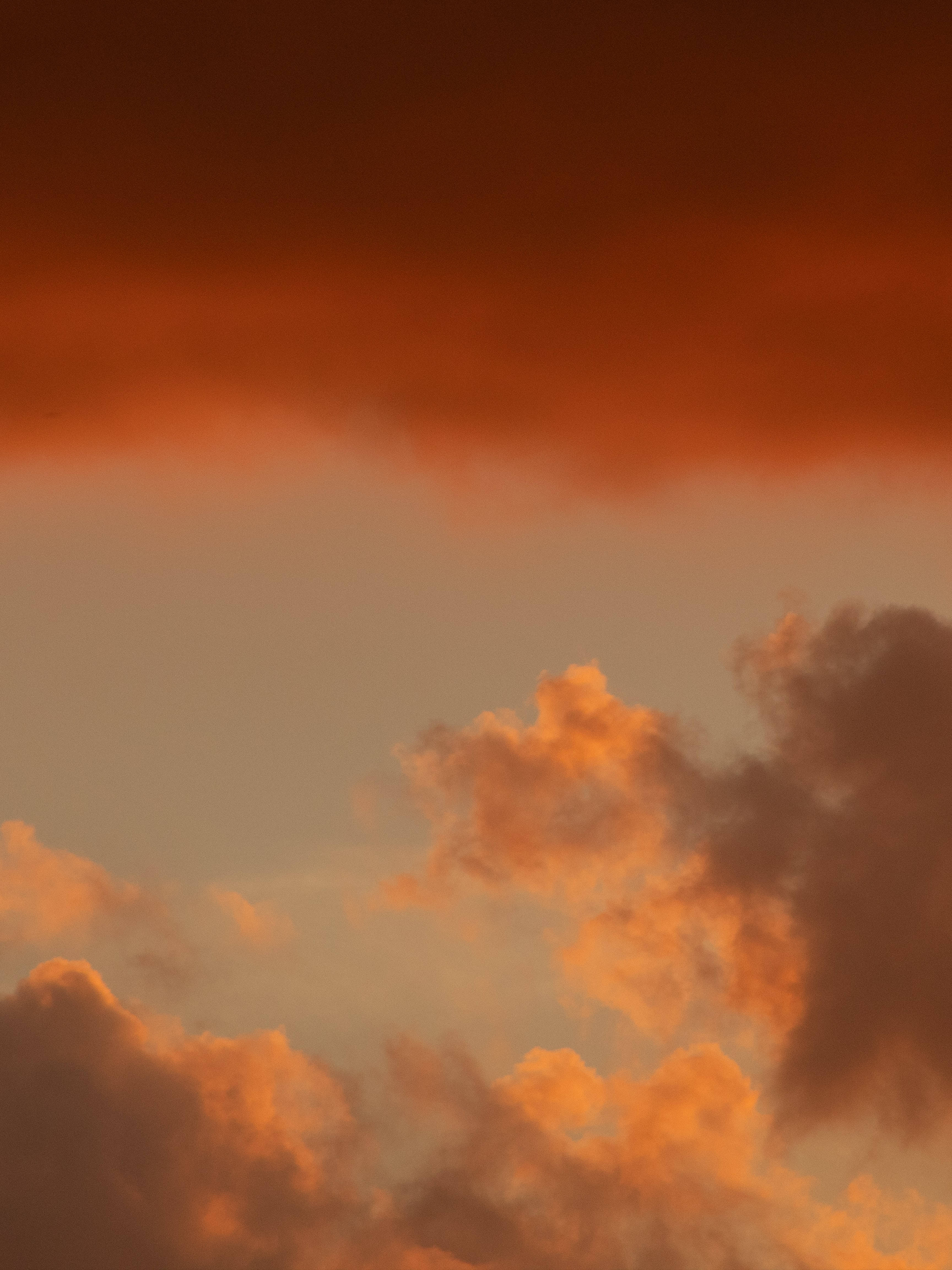 Beautiful Sky 桌布 壁紙 — 戲劇性的雲彩在日落時分，在暮色天空中散發出火橙色和深紅色的光芒。