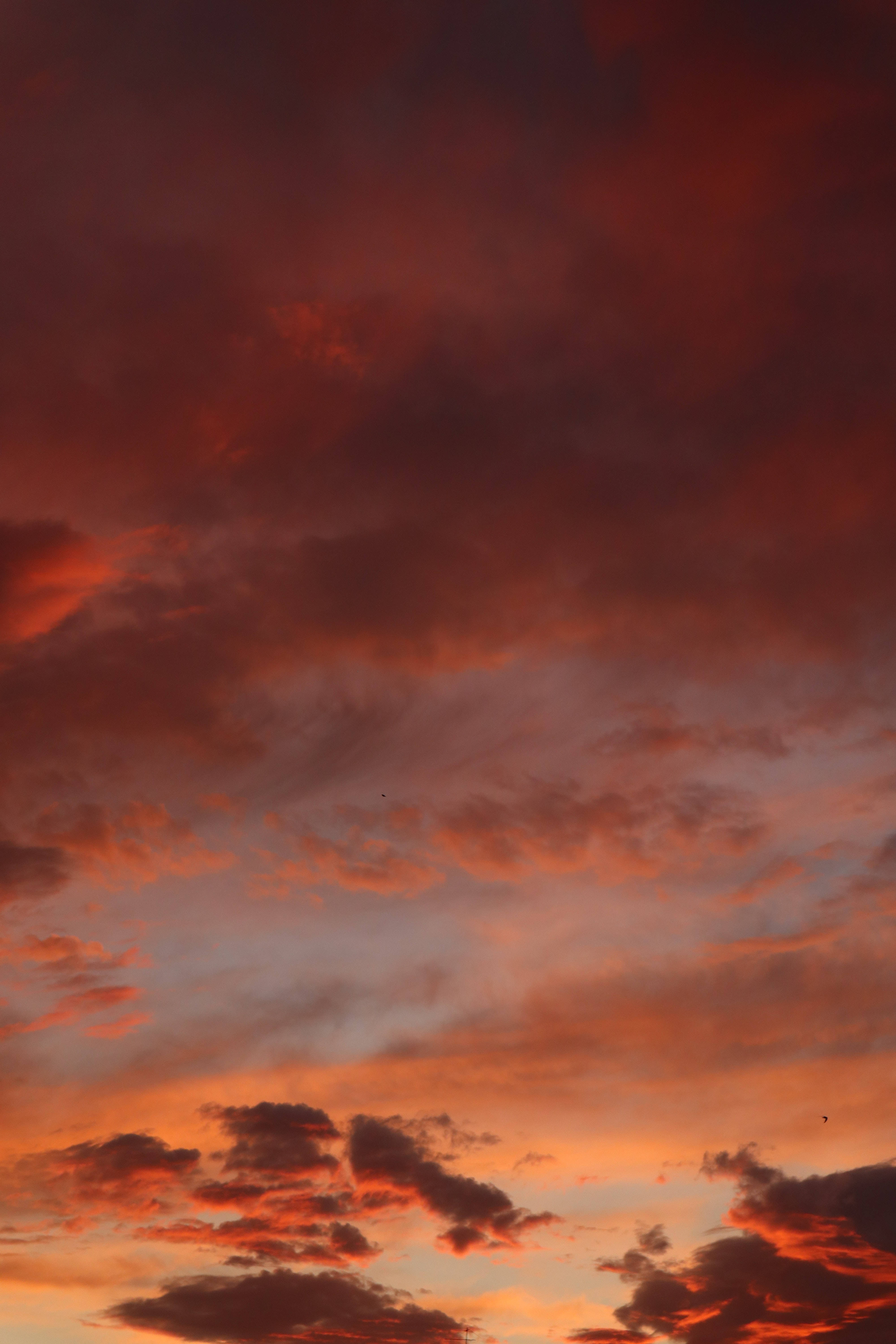 Beautiful Sky 桌布 壁紙 — 戲劇性的雲彩在暮色天空中燃燒著火熱的橙色和深紅色調。