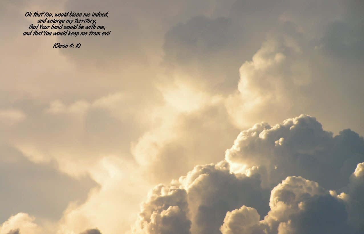 Prayer 桌布 壁紙 — 戲劇性的雲彩被金色陽光照射，並疊加聖經經文。