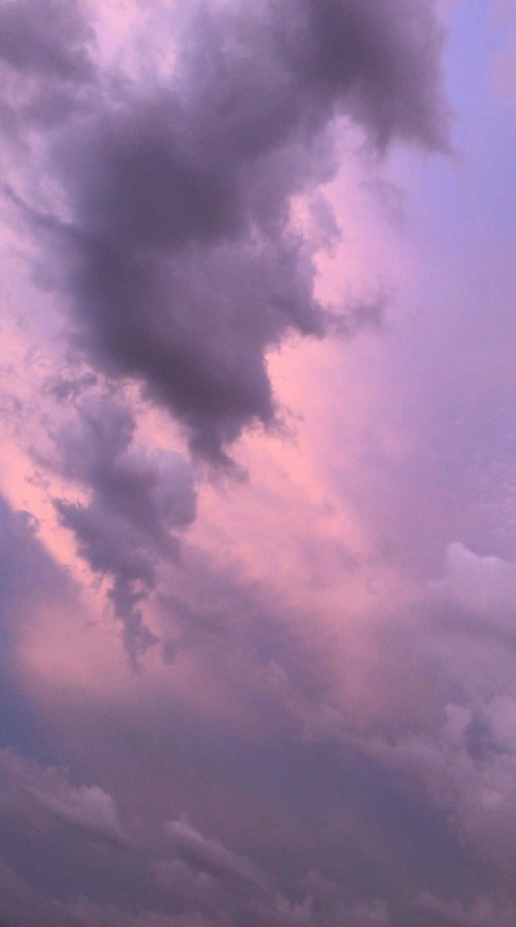 Clouds Aesthetics 桌布 壁紙 — 戲劇性的雲朵在柔和的粉紅色和深紫色色調中於暮色天空旋轉。