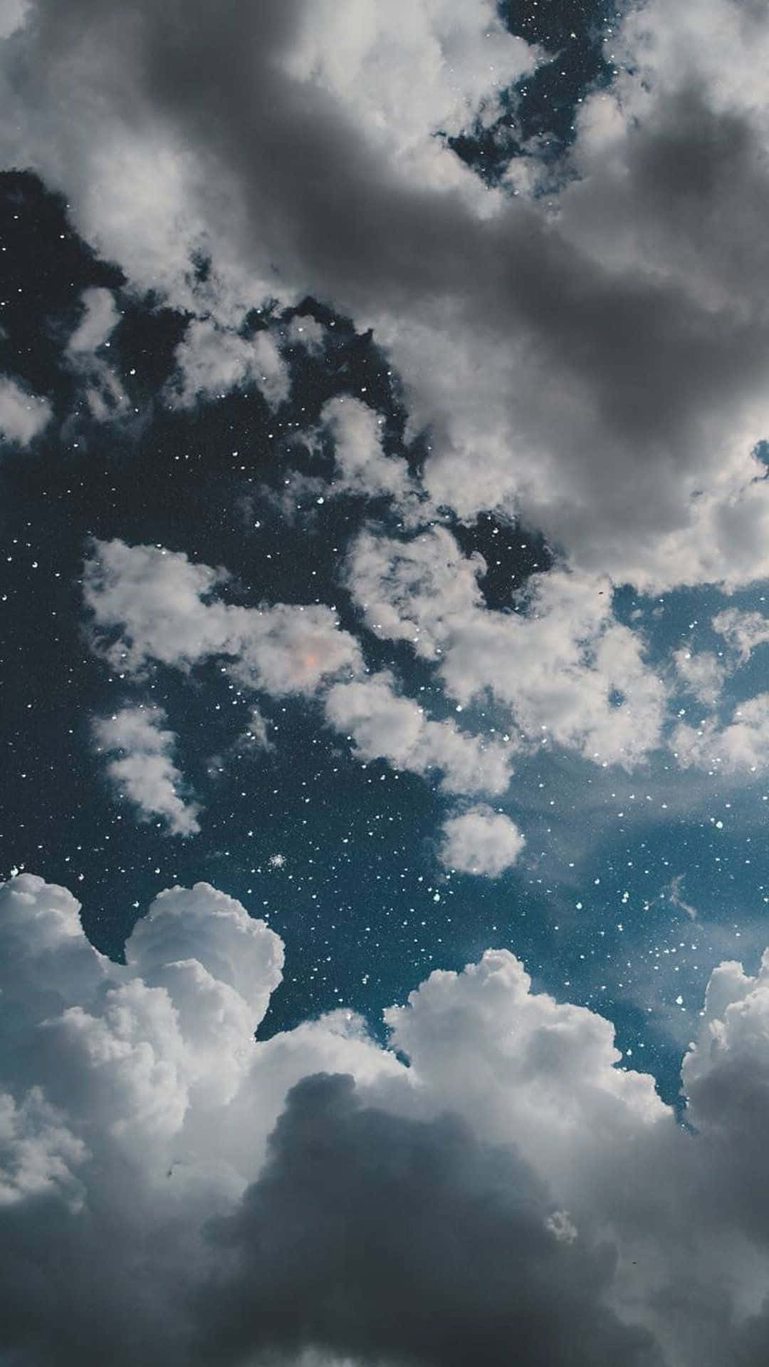 Blue Sky 桌布 壁紙 — 戲劇性的雲朵在深藍和白色色調的星空夜空中飄移。