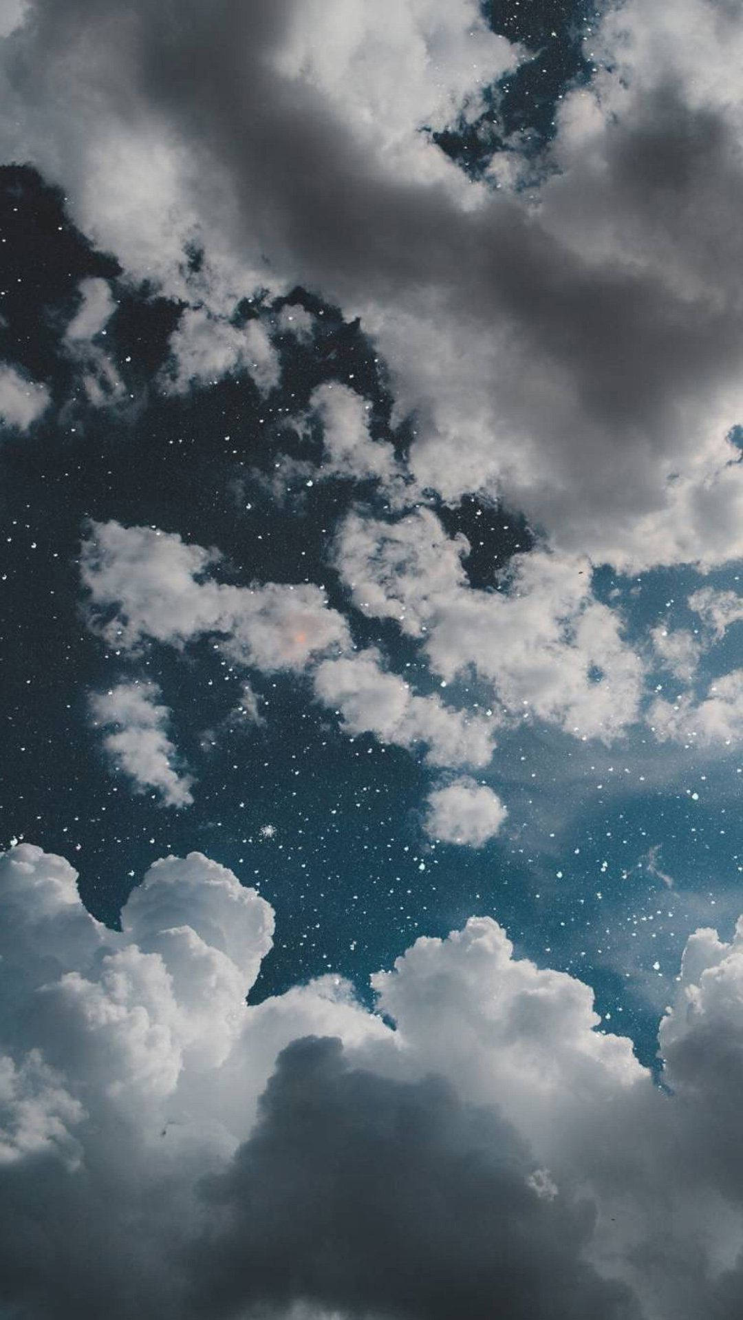 雲朵 桌布 壁紙 — 戲劇性的雲朵在深藍和白色色調的星空夜空中飄移。