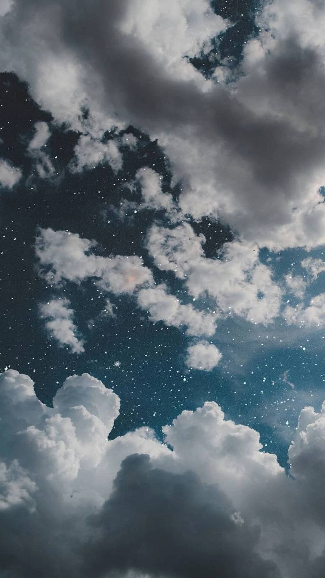 iPhone 美學 桌布 壁紙 — 戲劇性的雲朵在深藍色和白色色調的星空夜空中旋轉。
