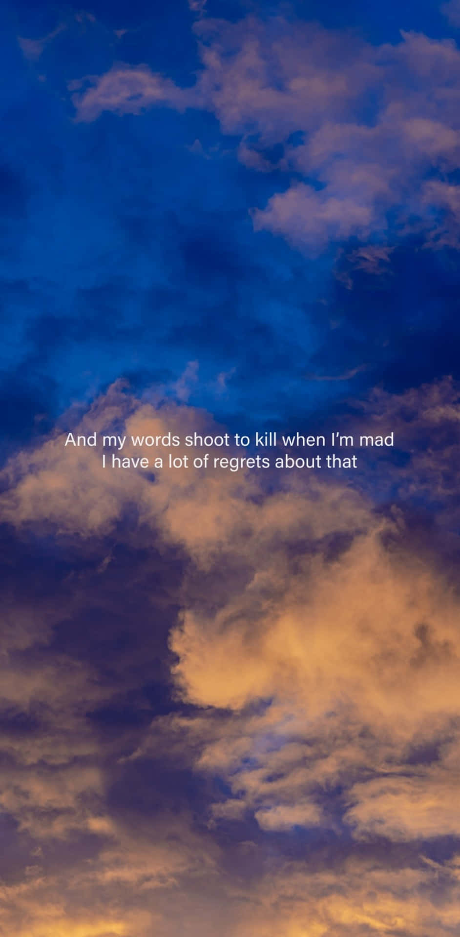 Taylor Swift Lyrics 桌布 壁紙 — 戲劇性的黃昏天空，深藍色和金色的雲層上覆蓋著令人心酸的白色文字。
