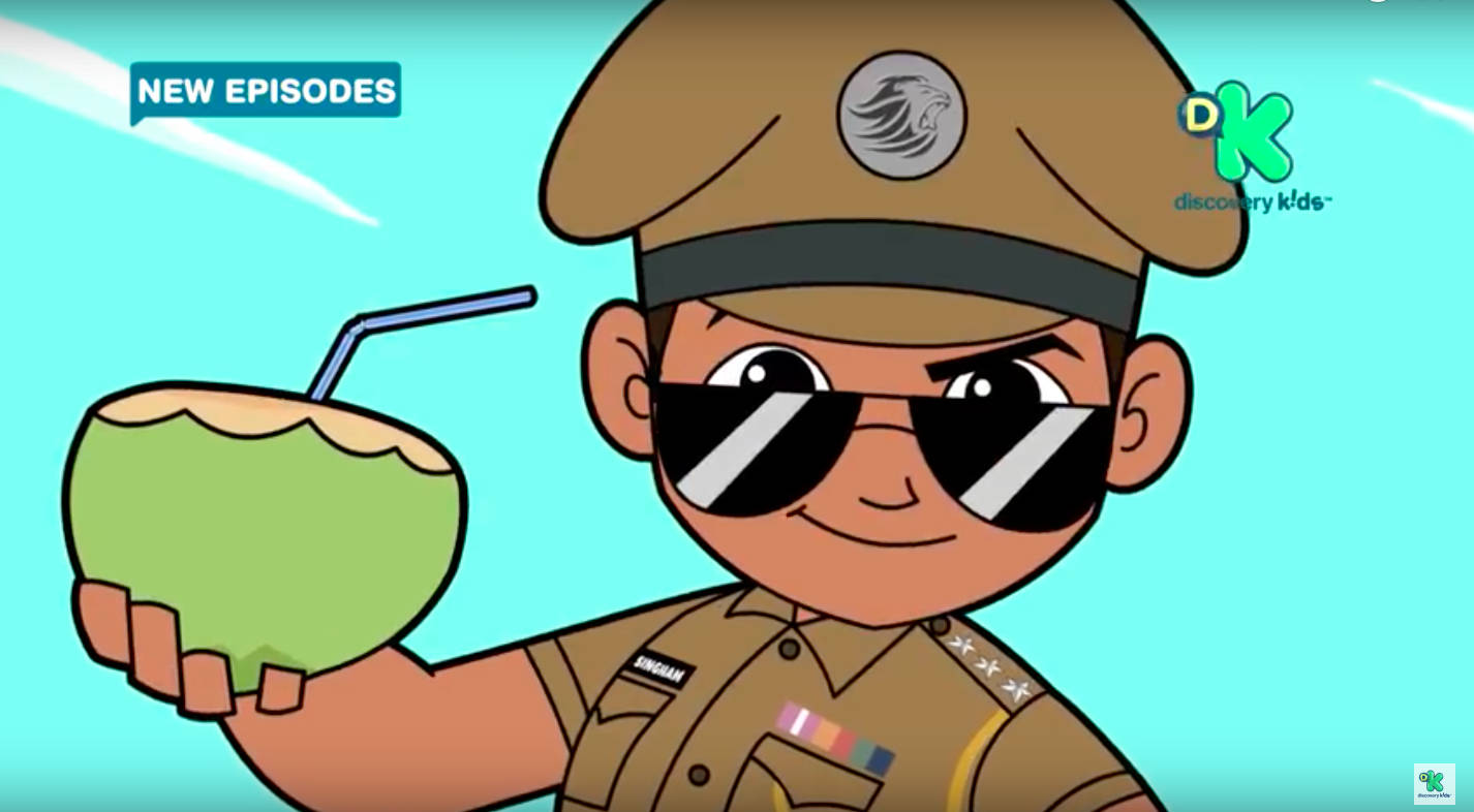 Singham 桌布 壁紙 — 戴太陽眼鏡的卡通警察在明亮的藍綠色背景前拿著椰子飲料。