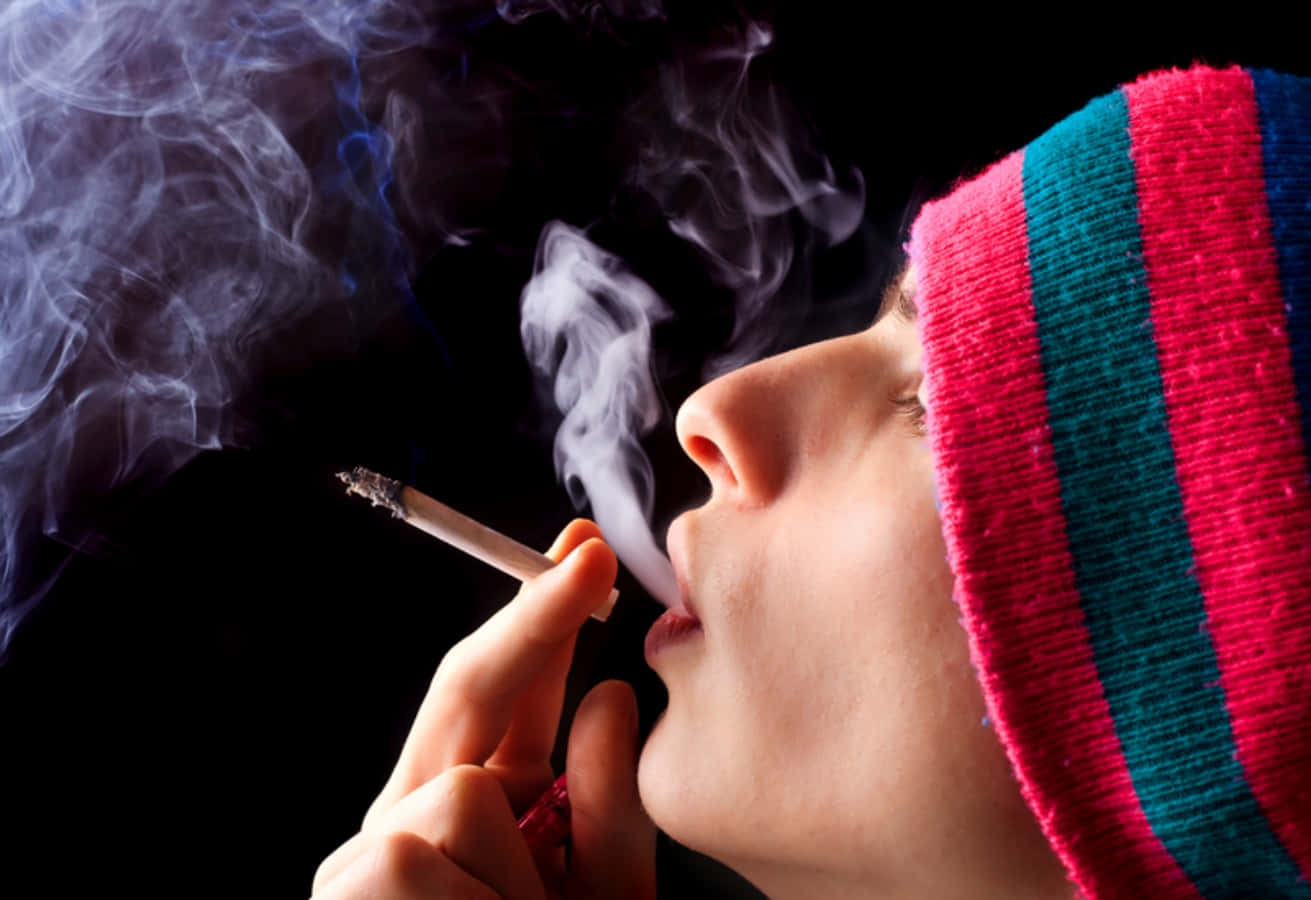 戴帽子吸菸的女子 壁紙
