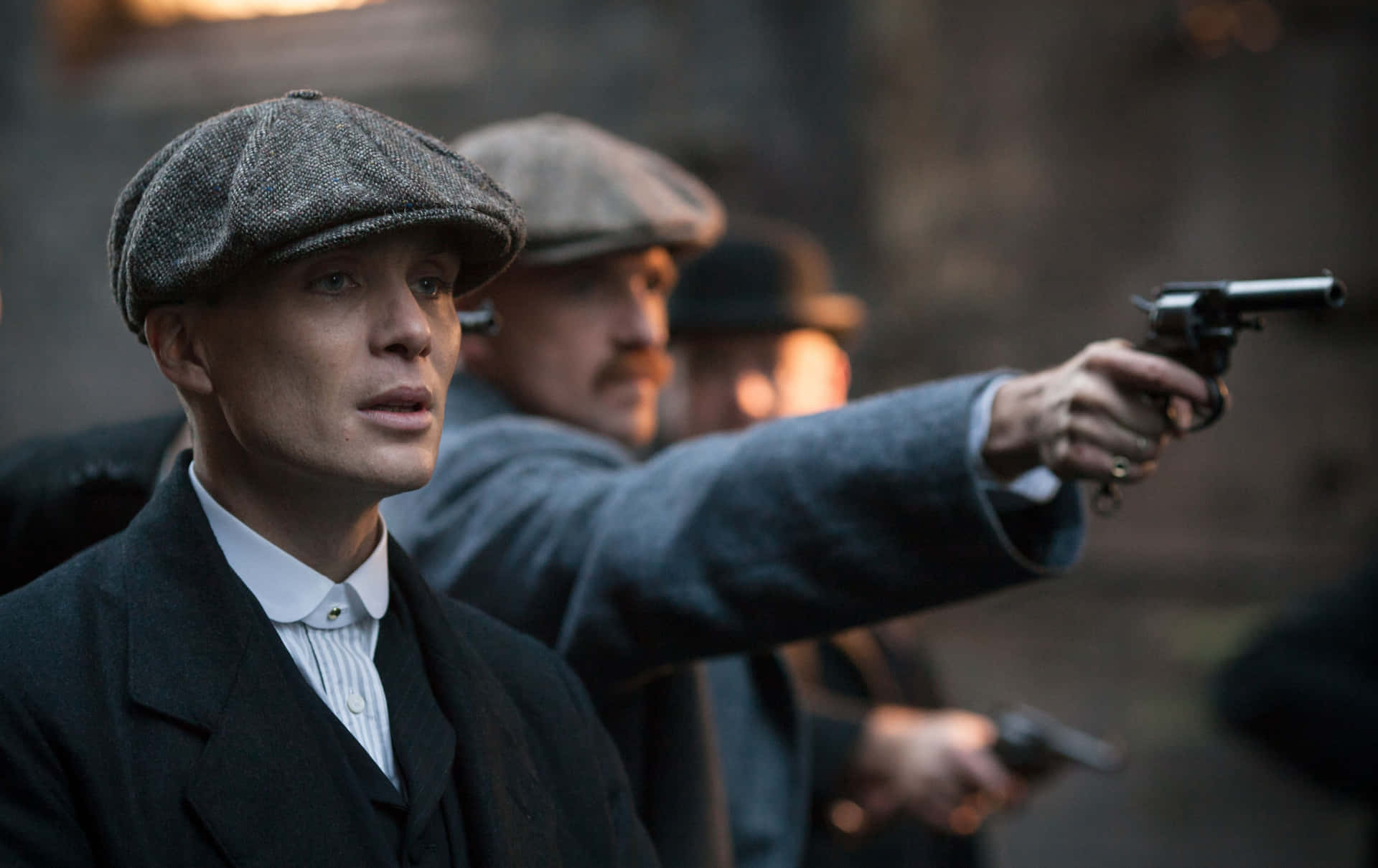 戴帽子的男子手持槍枝 — Peaky Blinders 壁紙