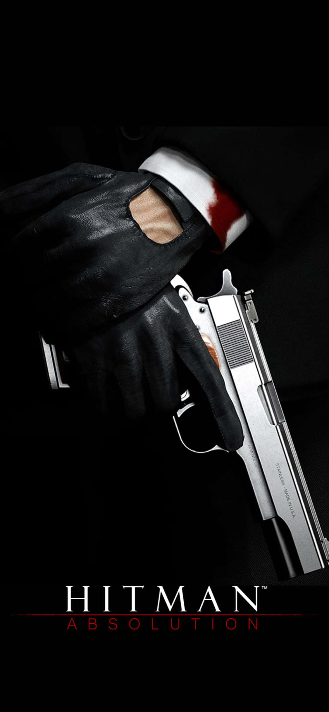 iPhone X Hitman Absolution 桌布 壁紙 — 戴手套的手握著銀色手槍，黑色背景，袖口有血，下方有遊戲標題。