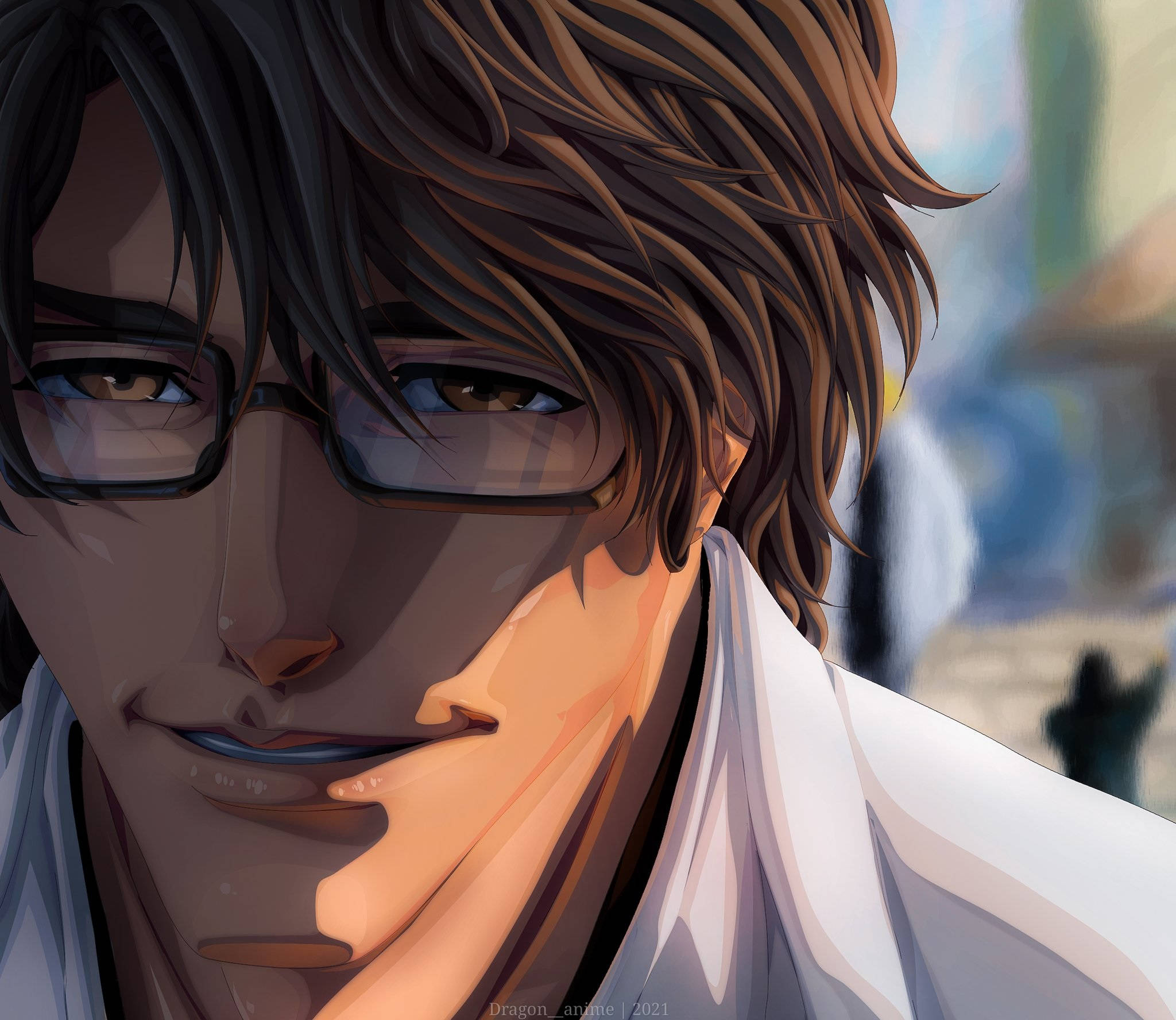 Aizen 桌布 壁紙 — 戴眼鏡、棕色亂髮的年輕男子在柔和日光中溫暖微笑的動畫特寫肖像。