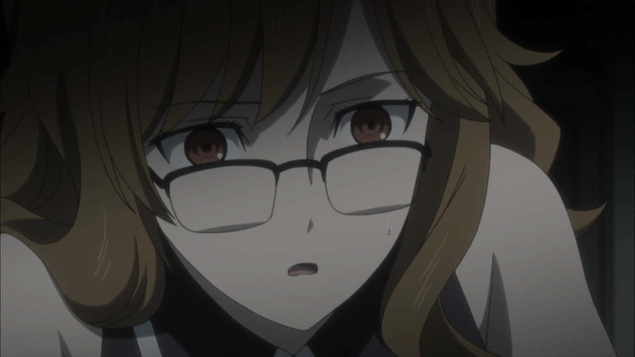 Moeka Kiryu 桌布 壁紙 — 戴眼鏡、棕色頭髮的動漫女孩特寫，在昏暗燈光下，她看起來很震驚，一滴眼淚從眼睛滑落。