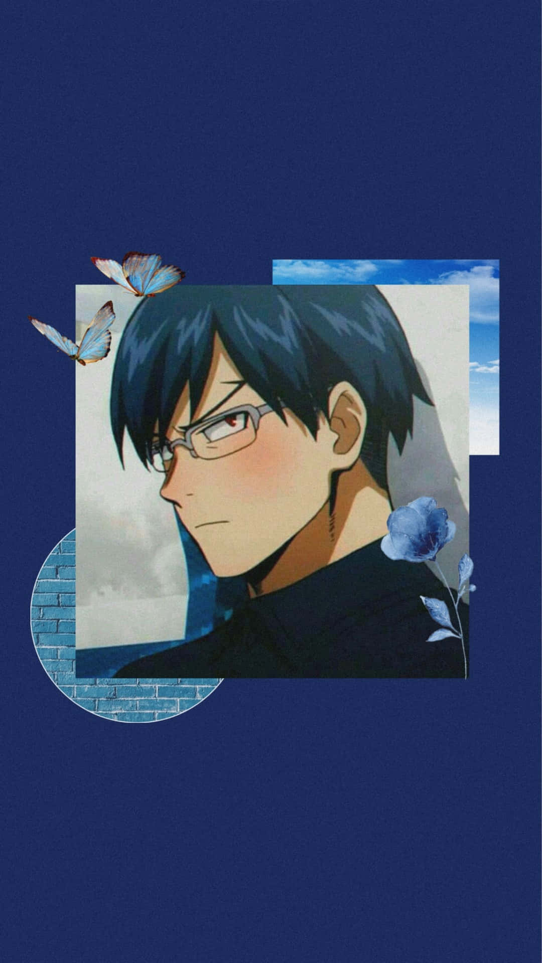 Tenya Iida 桌布 壁紙 — 戴眼鏡、藍色頭髮的動漫男孩，被蝴蝶和花卉元素環繞，背景為深藍色。