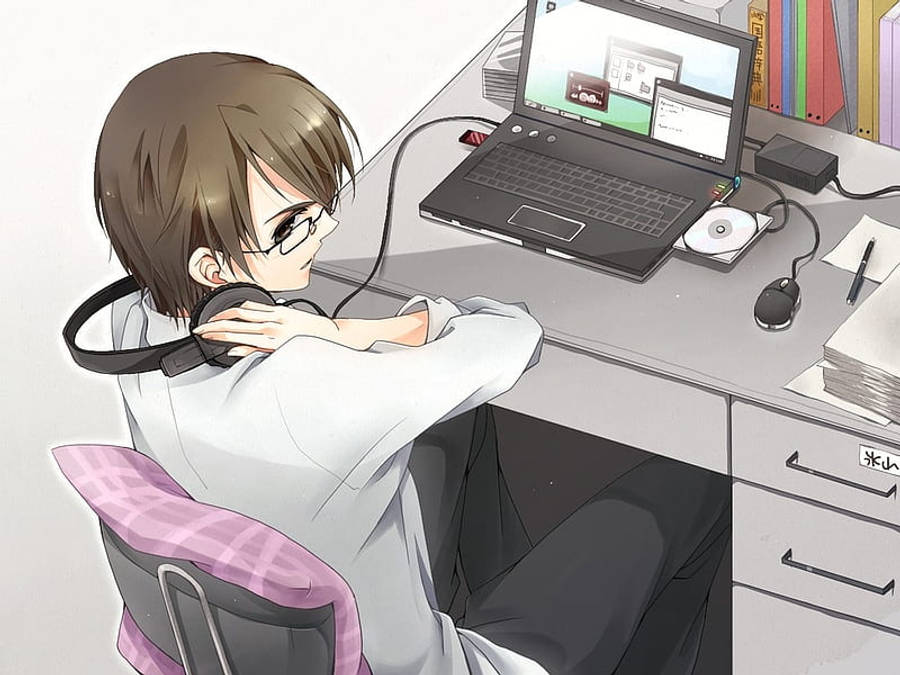 Boy 桌布 壁紙 — 戴眼鏡和耳機的動漫男孩在明亮的房間裡，靠在雜亂的桌子上的椅子上使用筆記型電腦。