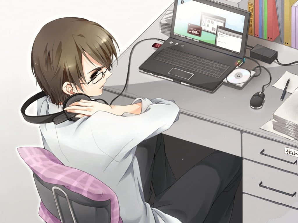 桌布 壁紙 — 戴眼鏡和耳機的動漫男孩在雜亂的桌子上向後靠在椅子上，桌上放著筆記型電腦和一堆文件。