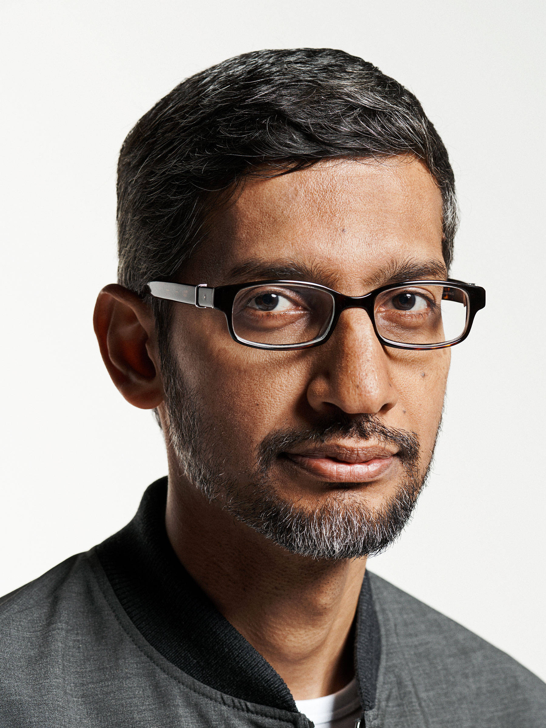 google 桌布 壁紙 — 戴眼鏡和鬍鬚的男士特寫肖像，背景為純白色。