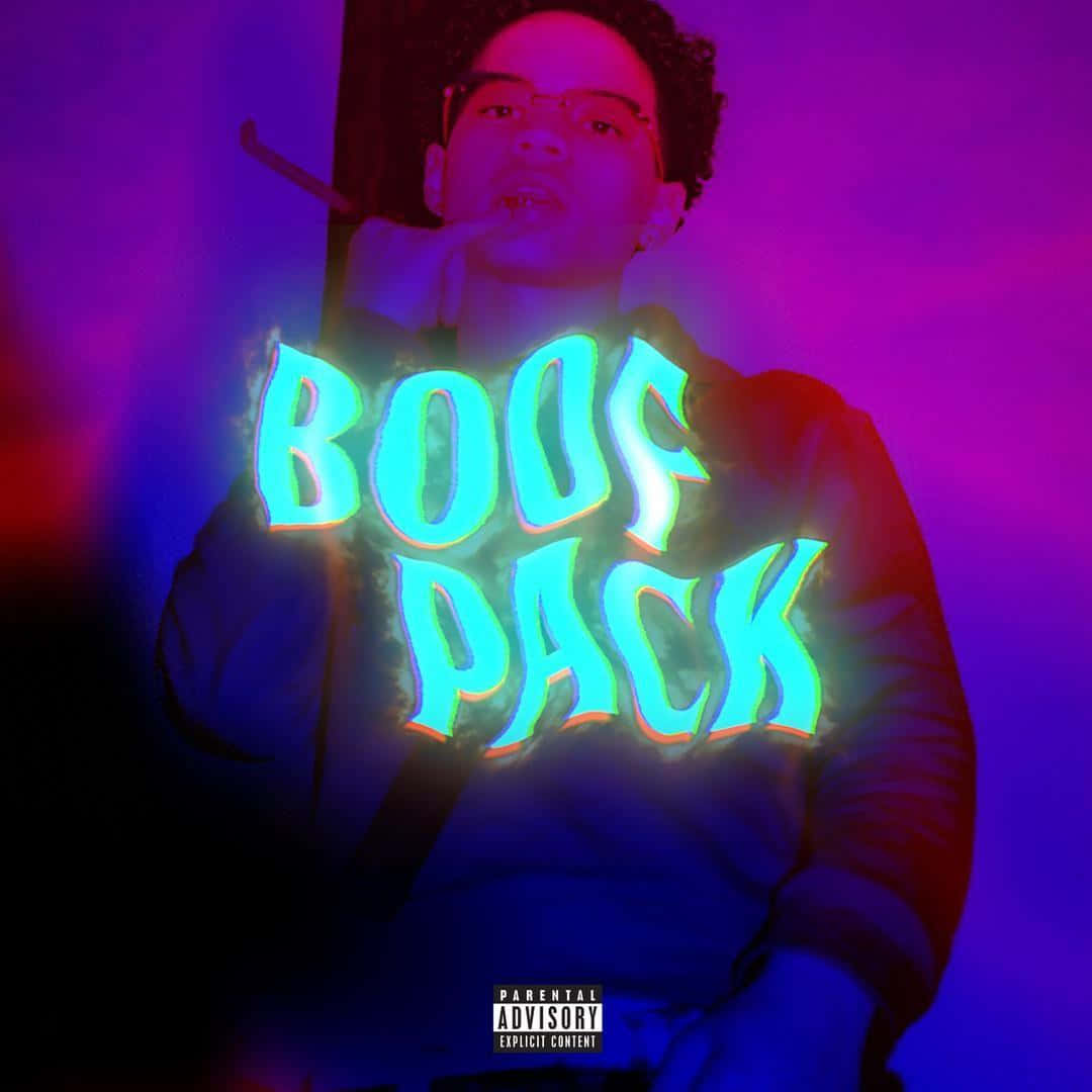 Lil Mosey 桌布 壁紙 — 戴眼鏡的人士在霓虹紫色和藍色背景上，伴隨發光的「BOOF PACK」文字吸煙。