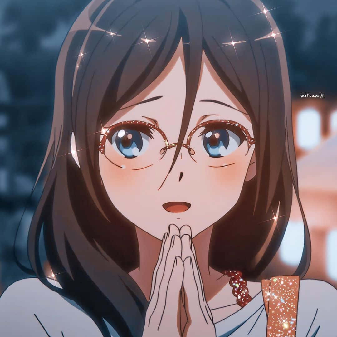 動漫女孩 桌布 壁紙 — 戴眼鏡的動漫女孩，雙眼閃爍，雙手合十祈禱，背景是模糊的城市景色。