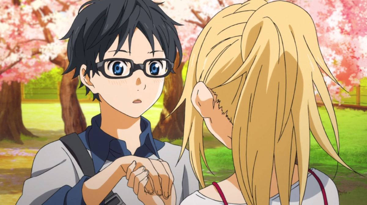 Anohana 桌布 壁紙 — 戴眼鏡的動畫男孩在陽光明媚的公園裡，在盛開的粉紅色櫻花樹下與金髮女孩牽手。