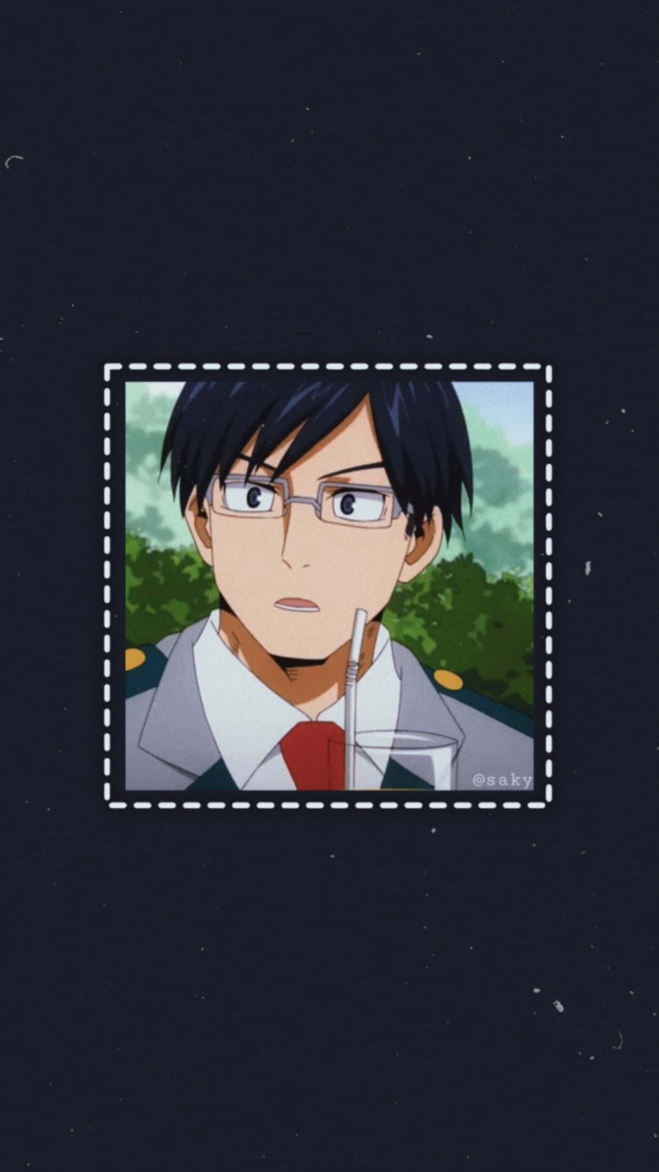 Tenya Iida 桌布 壁紙 — 戴眼鏡的動畫男孩穿著校服，在綠色樹葉背景前拿著一杯附有吸管的飲料。