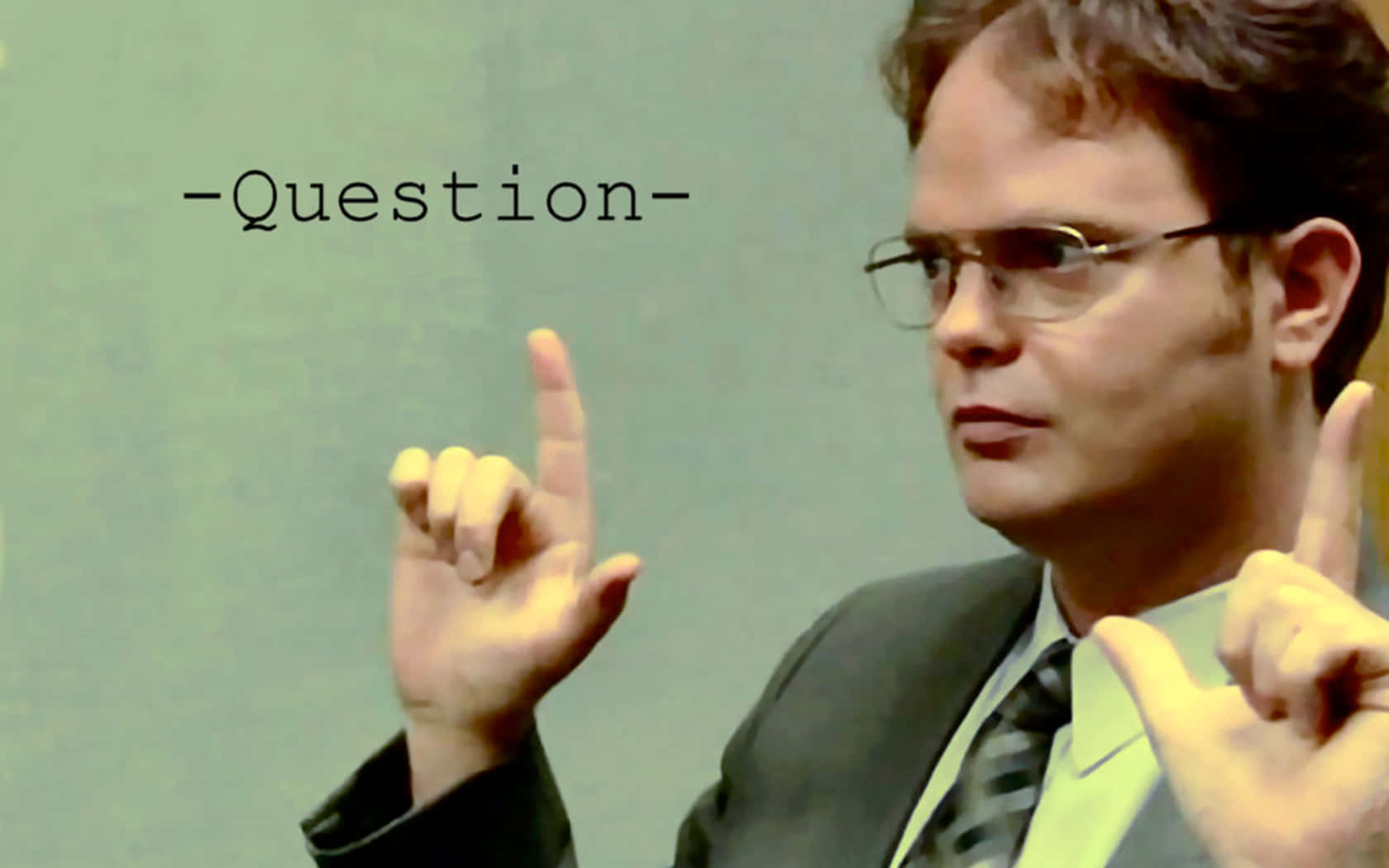 dwight schrute 桌布 壁紙 — 戴眼鏡穿西裝的男人用雙食指向上指，文字顯示問題。